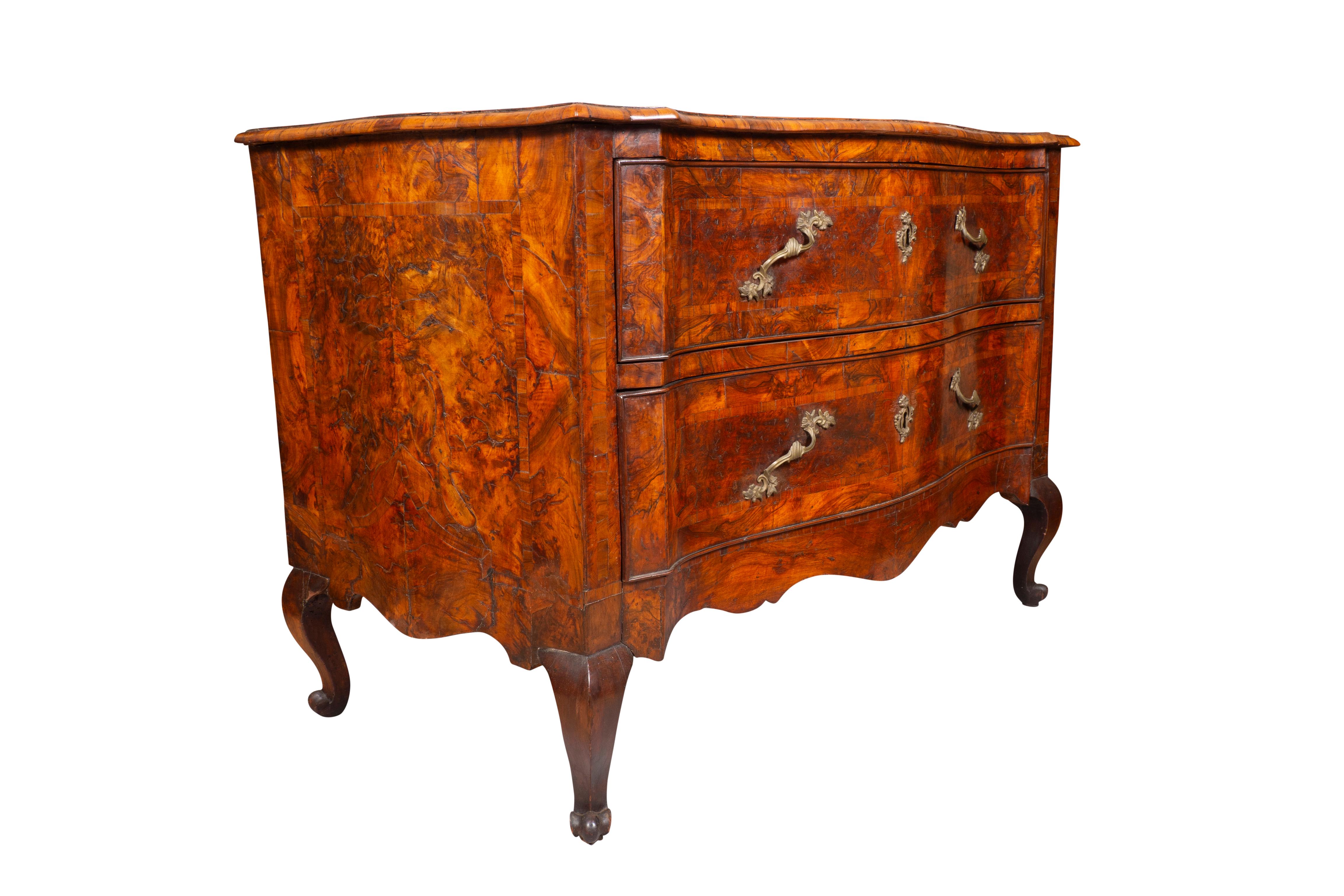 Pair Of Large Venetian Rococo Walnut Commodes For Sale 6