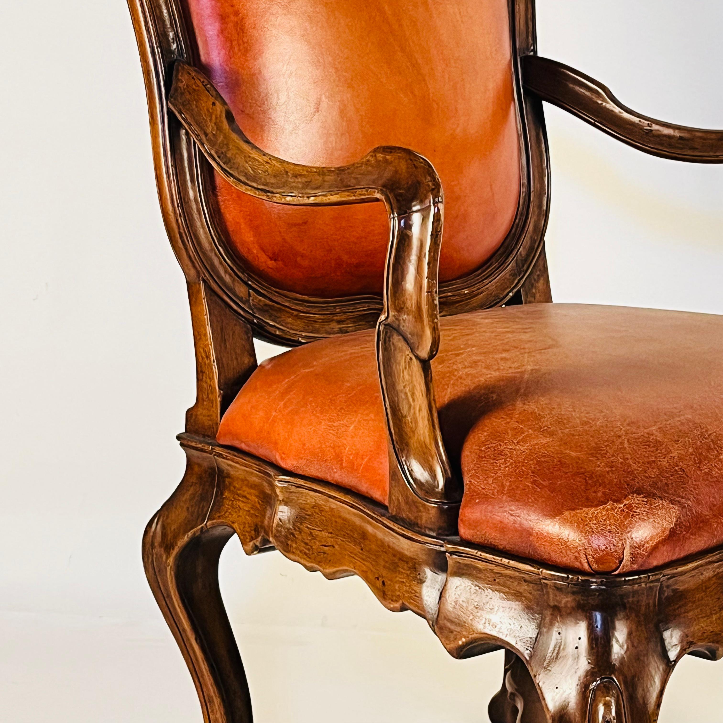 Paire de grands fauteuils en noyer vénitien par Therien Studio Workshops en vente 6