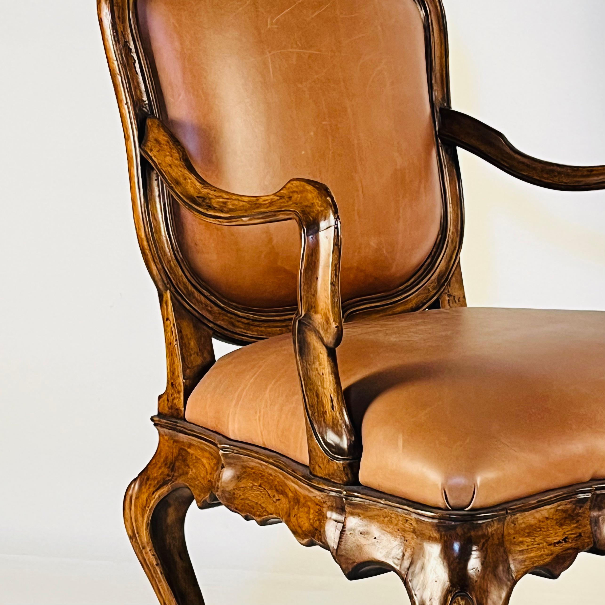 Noyer Paire de grands fauteuils en noyer vénitien par Therien Studio Workshops en vente