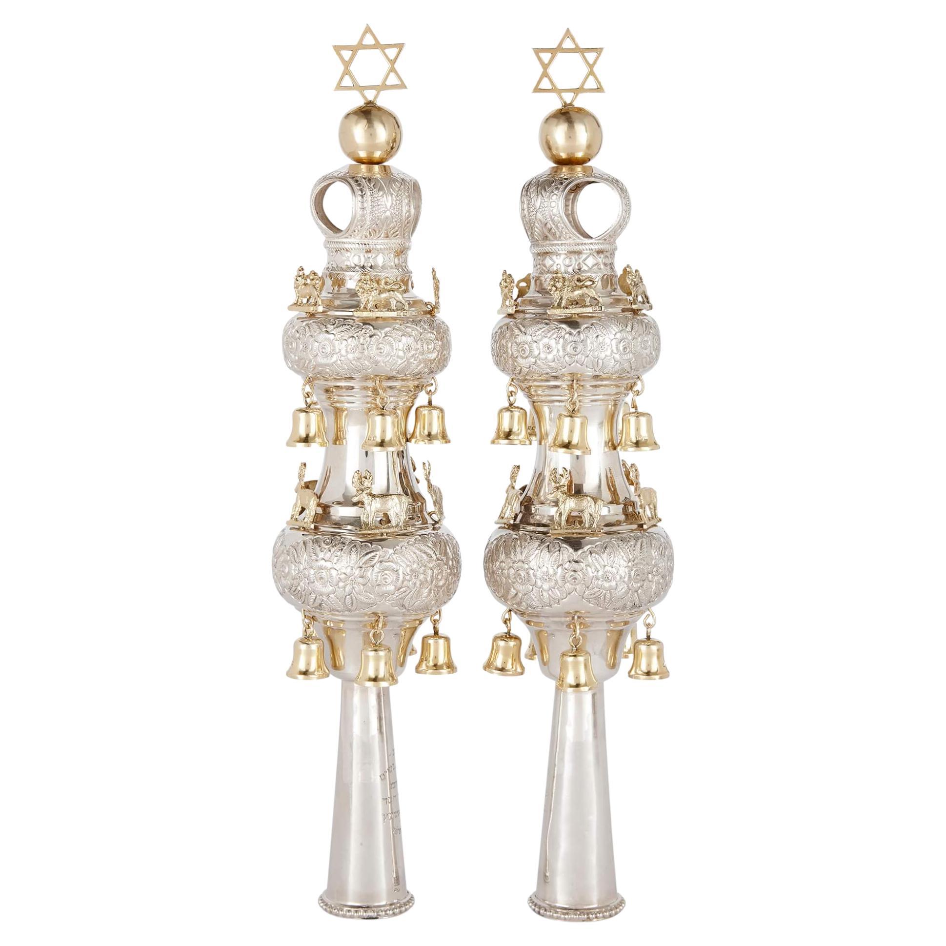 Paar große, sehr feine englische, vergoldete Torah-Finials oder Rimonim-Finials aus Silber