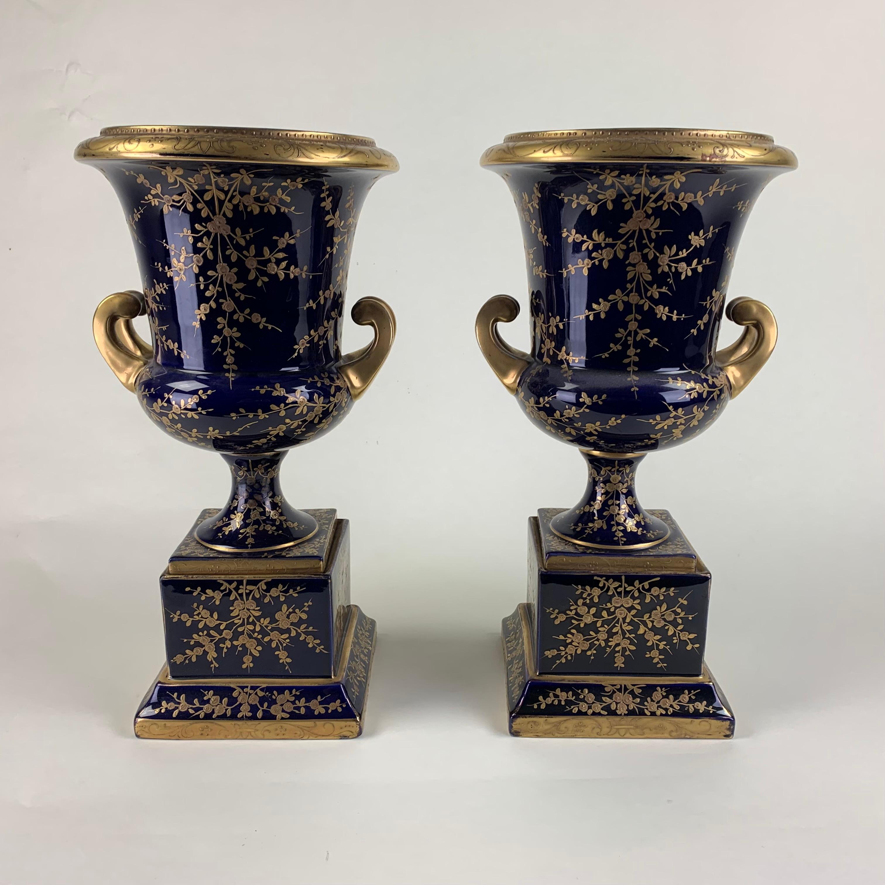 Paire de grands vases viennois/Urns État moyen - En vente à Folkestone, GB