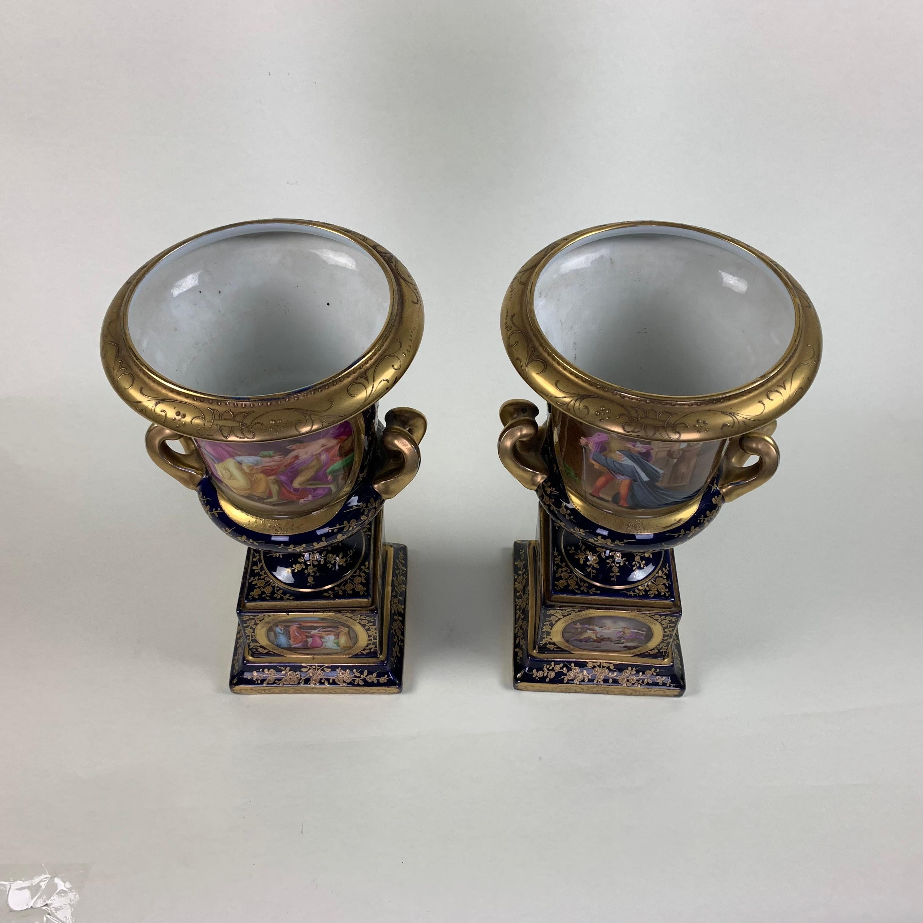 Paire de grands vases viennois/Urns en vente 3