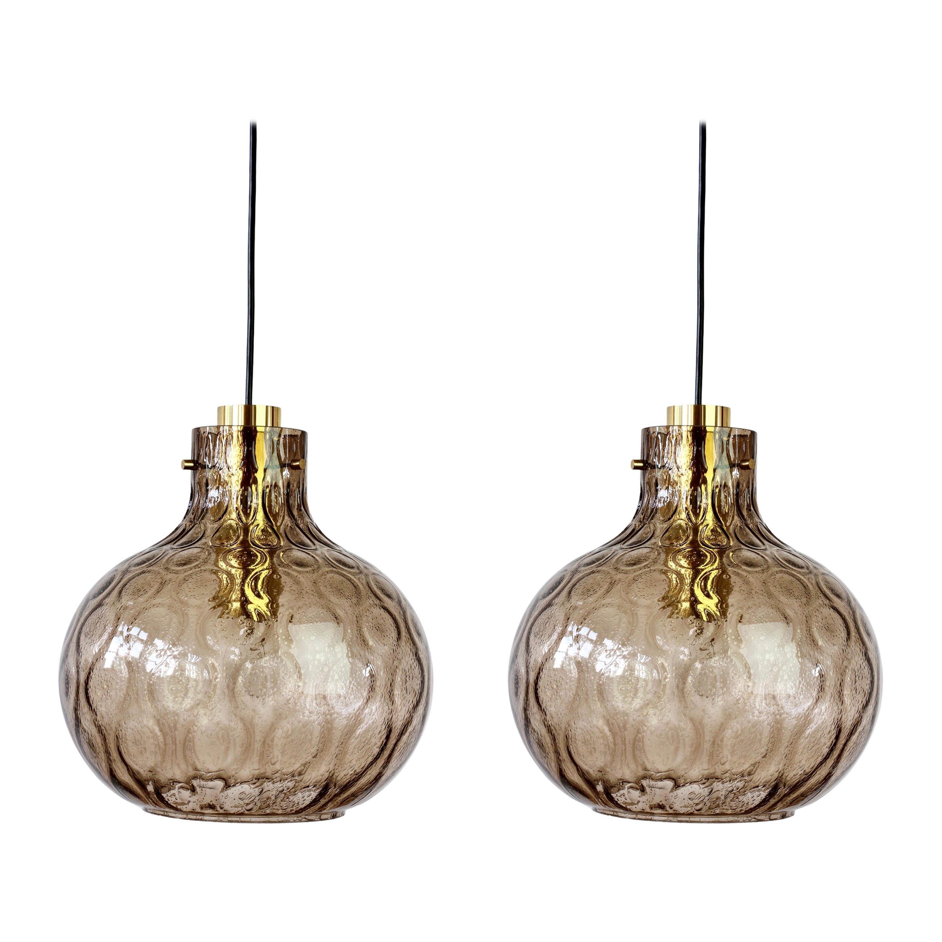 Coppia di grandi lampade a sospensione in vetro fumé e ottone vintage anni '70 a forma di campana
