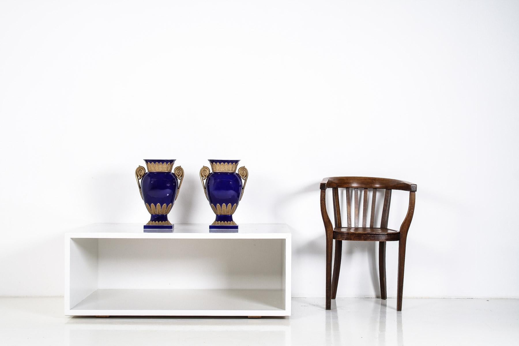 Italian Pair of Large Vintage 80s Rococo Regency Vases By Agostinelli Italy for Harrods For Sale