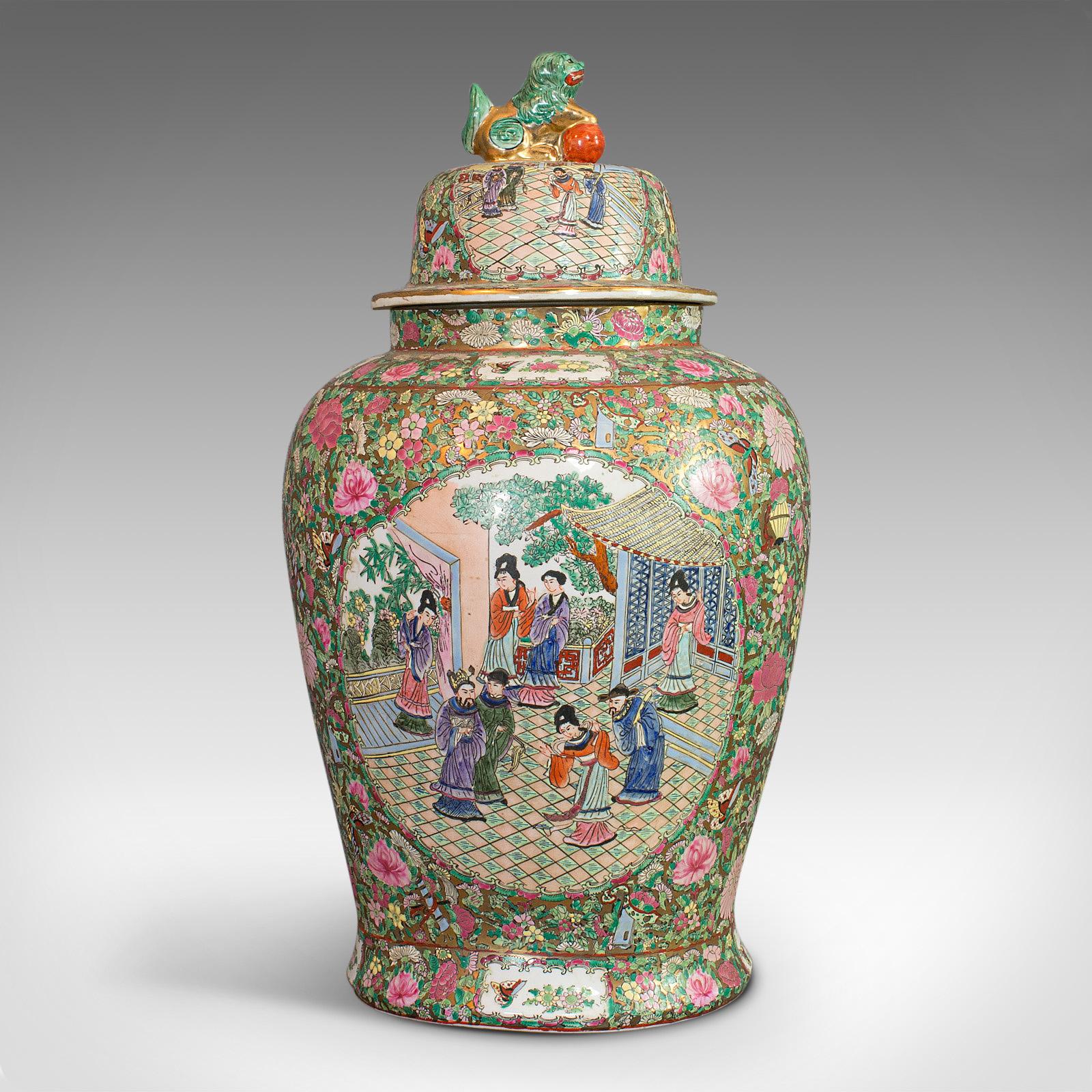 Il s'agit d'une paire de grandes urnes balustres vintage. Un ensemble oriental en céramique de la période Art déco, datant du milieu du 20e siècle, vers 1940.

Merveilleuse taille de plus de 2 pieds de haut et abondamment décorée
Affiche une