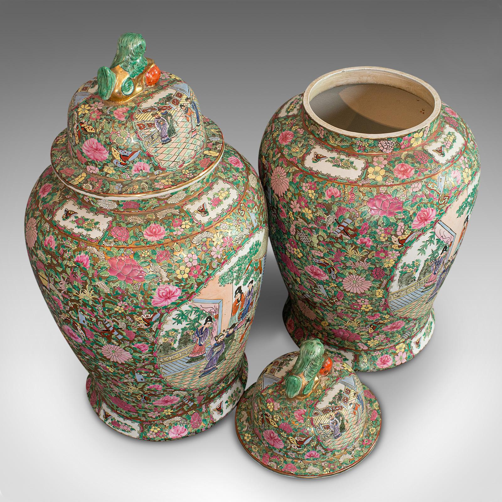 Céramique Paire de grandes urnes balustres vintage:: oriental:: céramique:: Art Déco:: circa 1940 en vente