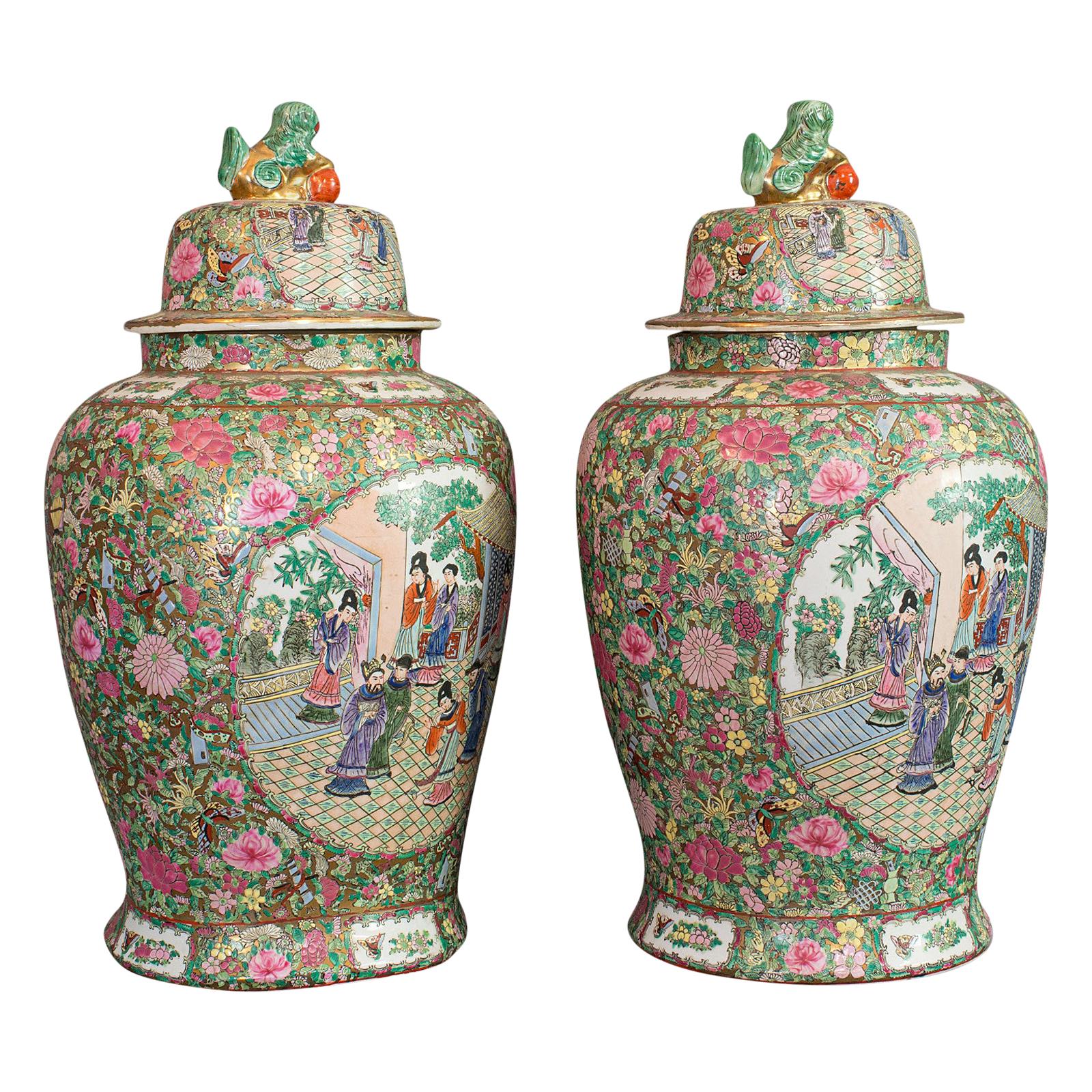 Paire de grandes urnes balustres vintage:: oriental:: céramique:: Art Déco:: circa 1940 en vente