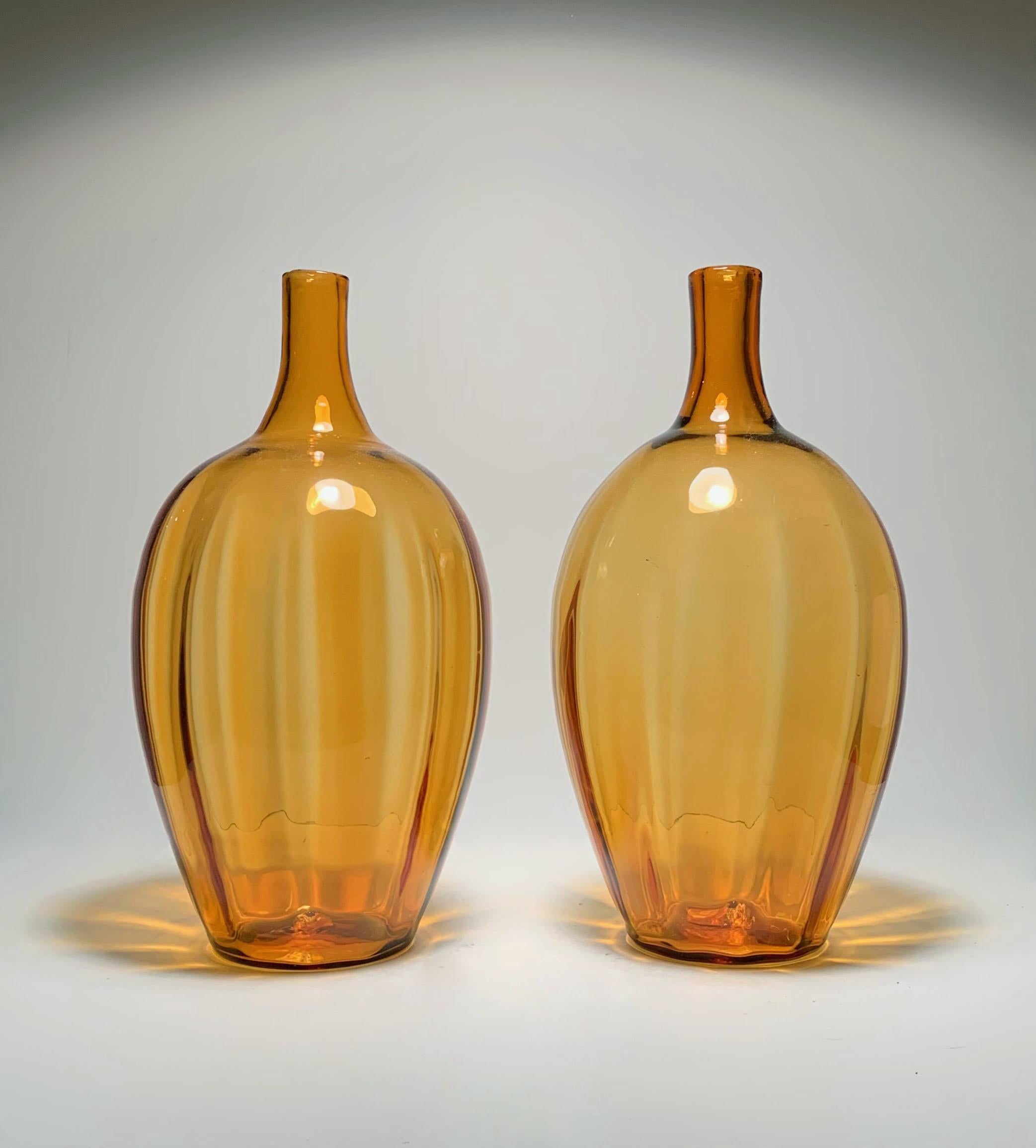 Pareja de grandes portalámparas vintage de cristal Blenko de Joel Philip Myers. 

Las lámparas requieren los herrajes y el cableado que se muestran.