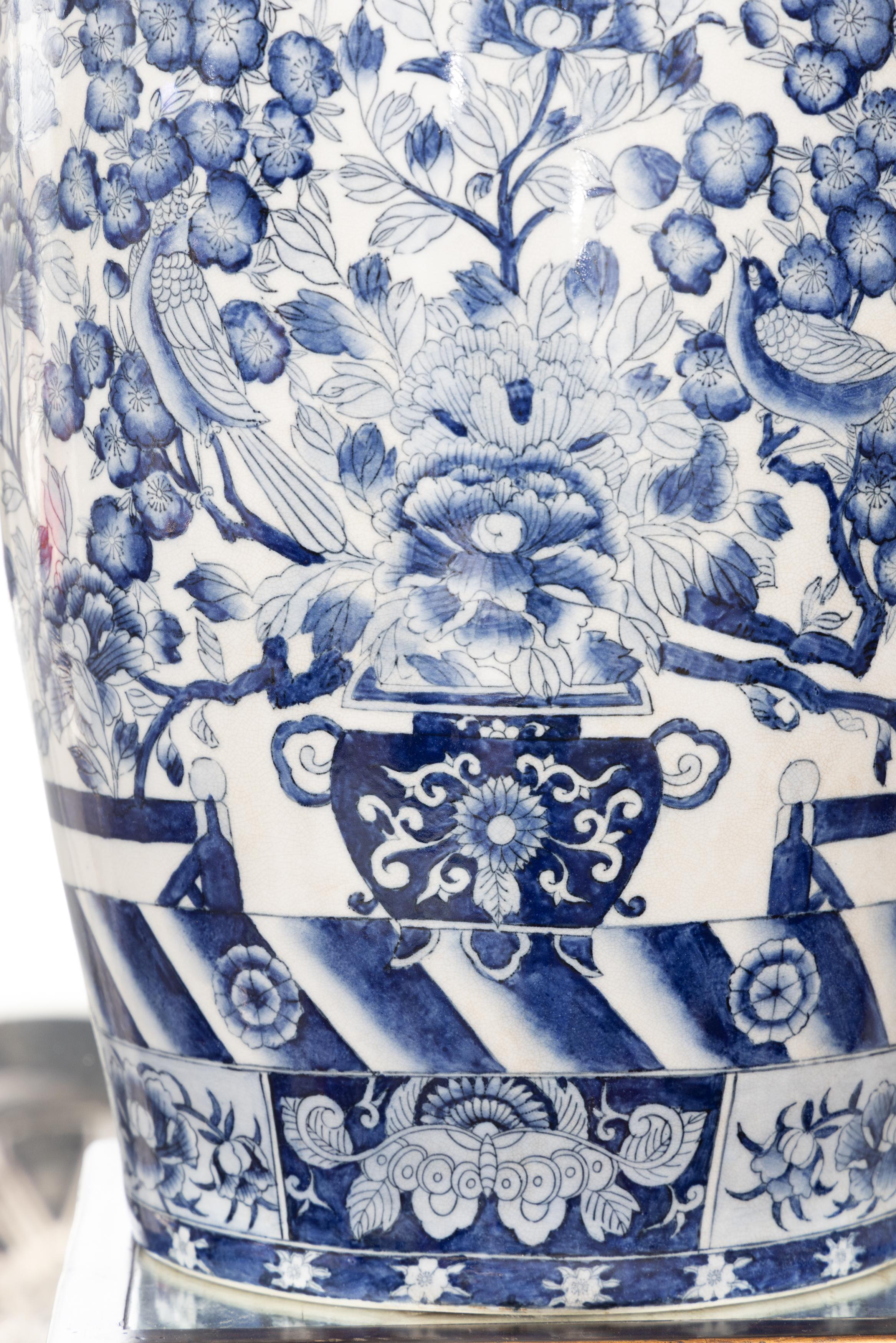 Dipinto a mano Coppia di urne cinesi d'epoca blu e bianche in stile palazzo in vendita