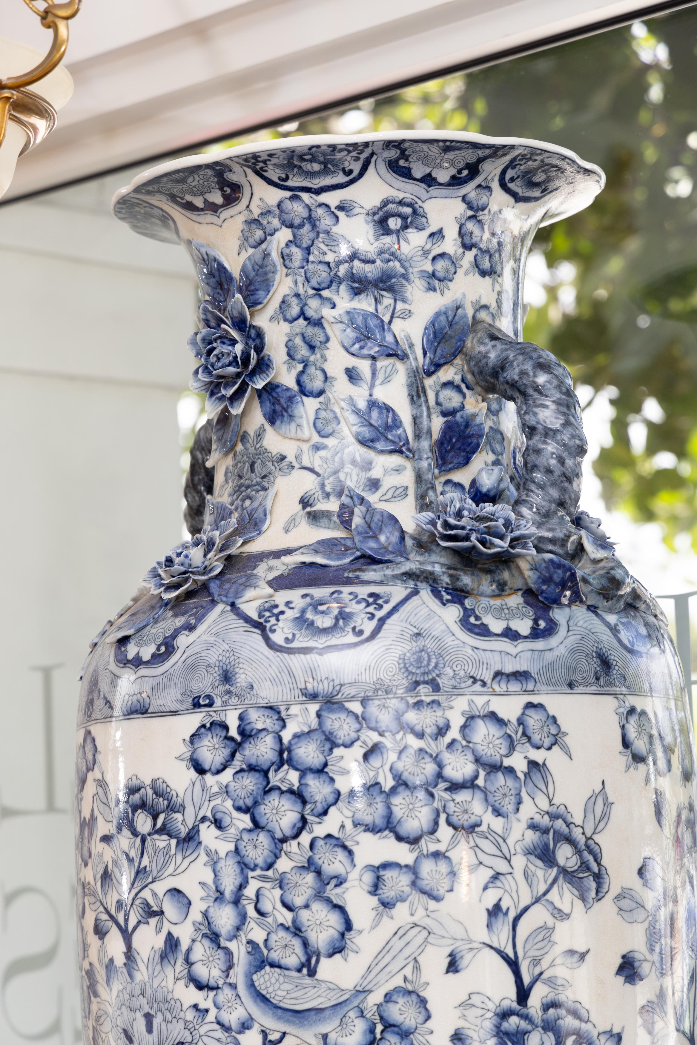 Coppia di urne cinesi d'epoca blu e bianche in stile palazzo In condizioni buone in vendita a WEST PALM BEACH, FL