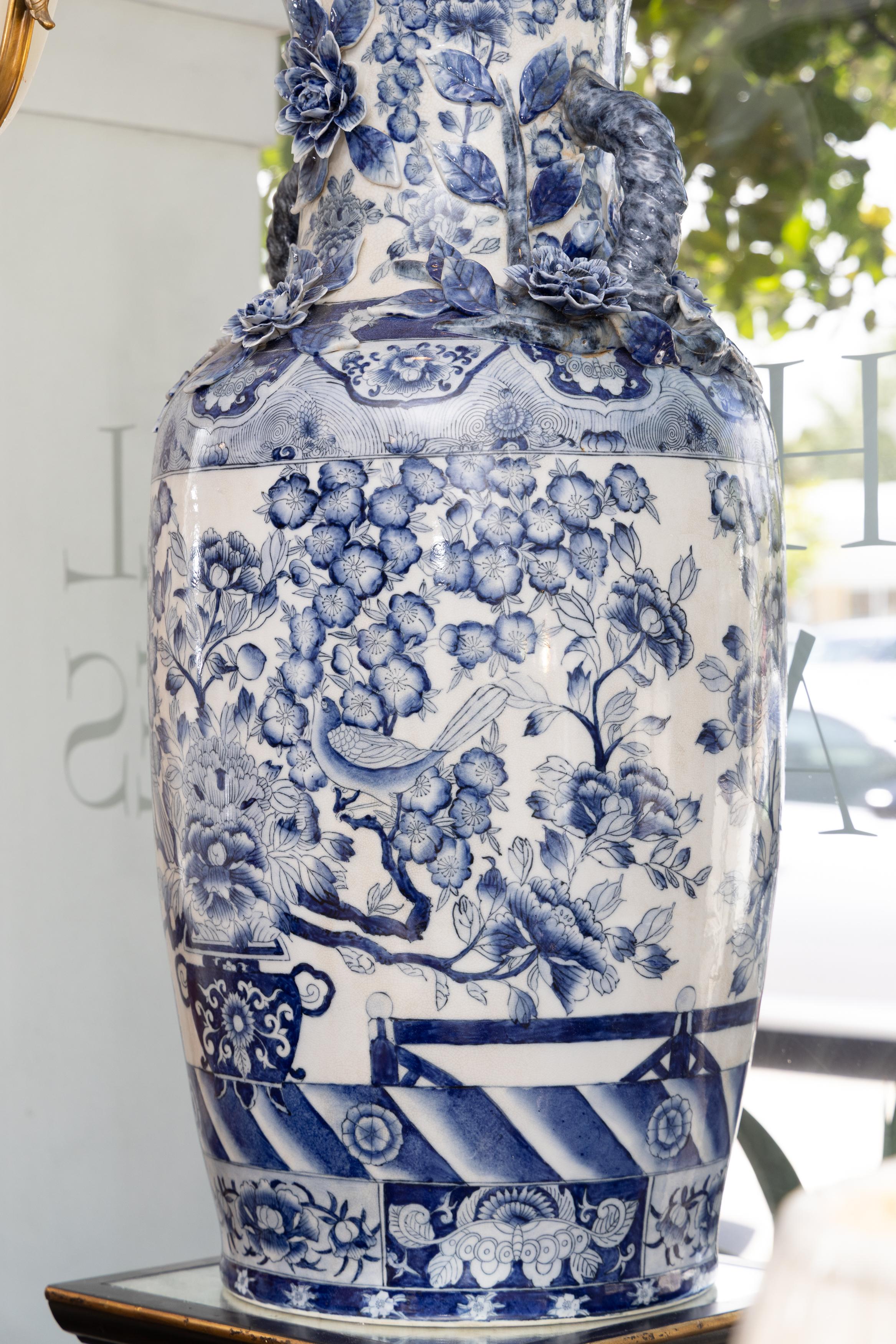 Metà XX secolo Coppia di urne cinesi d'epoca blu e bianche in stile palazzo in vendita