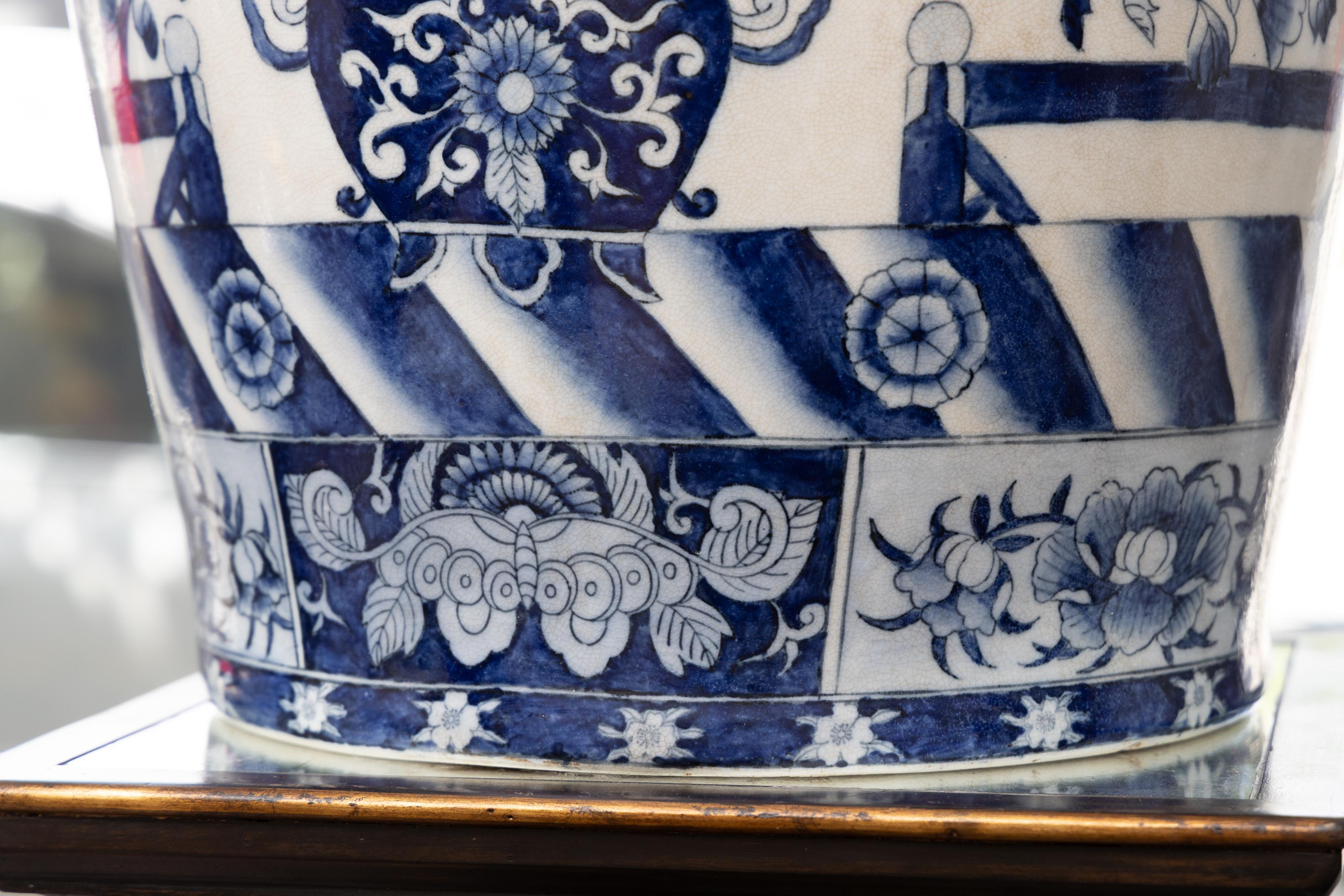 Porcellana Coppia di urne cinesi d'epoca blu e bianche in stile palazzo in vendita