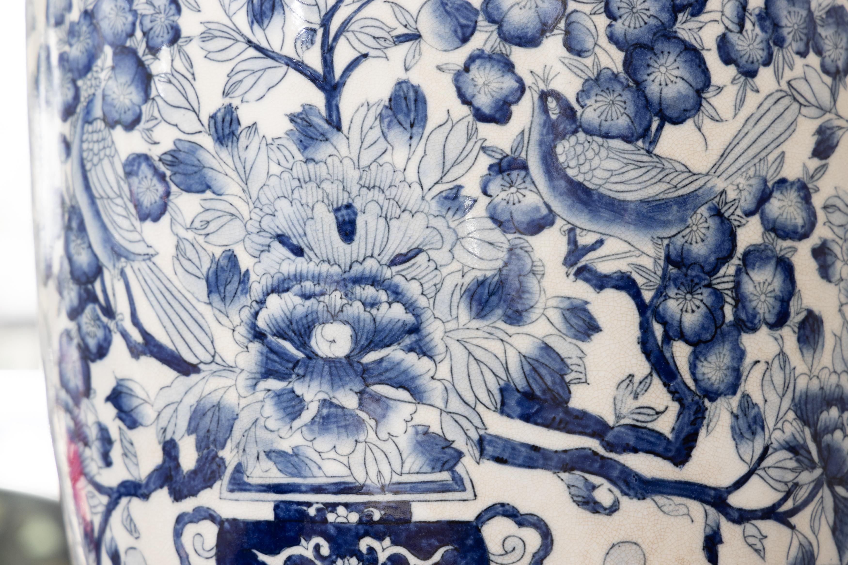 Coppia di urne cinesi d'epoca blu e bianche in stile palazzo in vendita 1