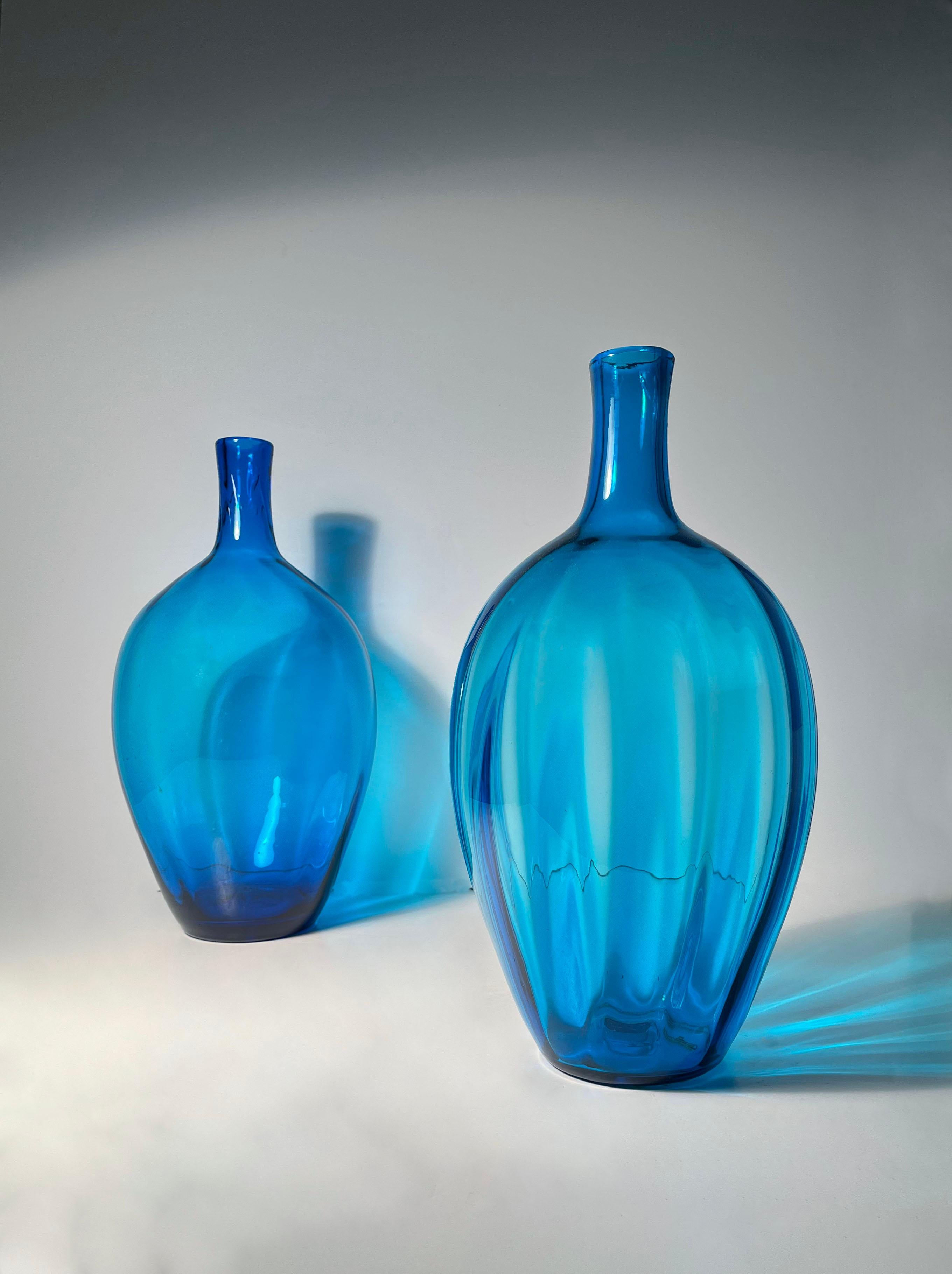 Coppia di grandi basi per lampade in vetro Blenko blu d'epoca di Joel Philip Myers. 

Le lampade necessitano di ferramenta e cablaggio come mostrato.
