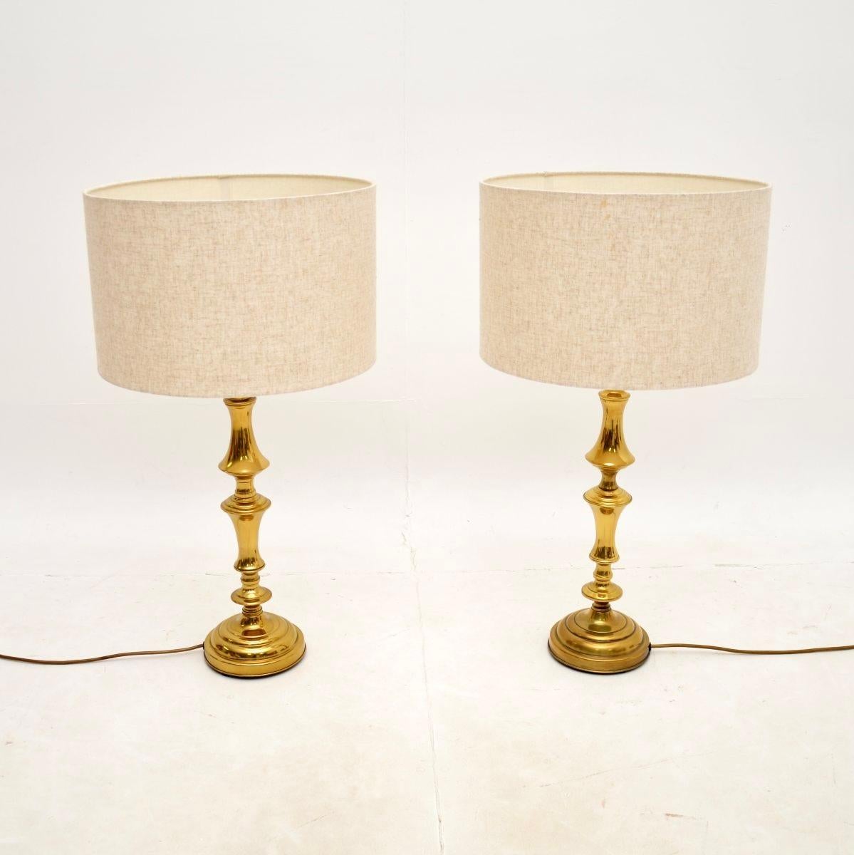 Ein hervorragendes Paar großer Vintage-Tischlampen aus Messing. Sie wurden in England hergestellt und stammen aus den 1970er Jahren.

Die Qualität ist hervorragend, die massiven Messingrahmen sind sehr groß, beeindruckend und gut verarbeitet.

Der