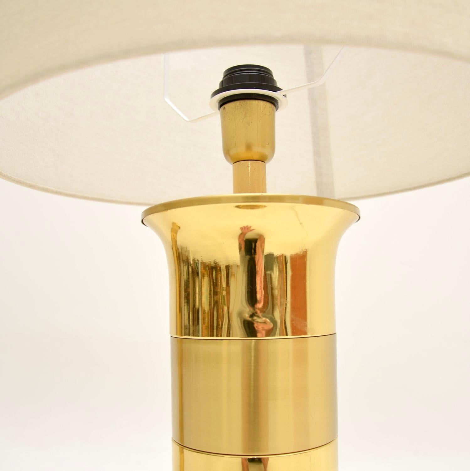 Mid-Century Modern Paire de grandes lampes de table en laiton en vente