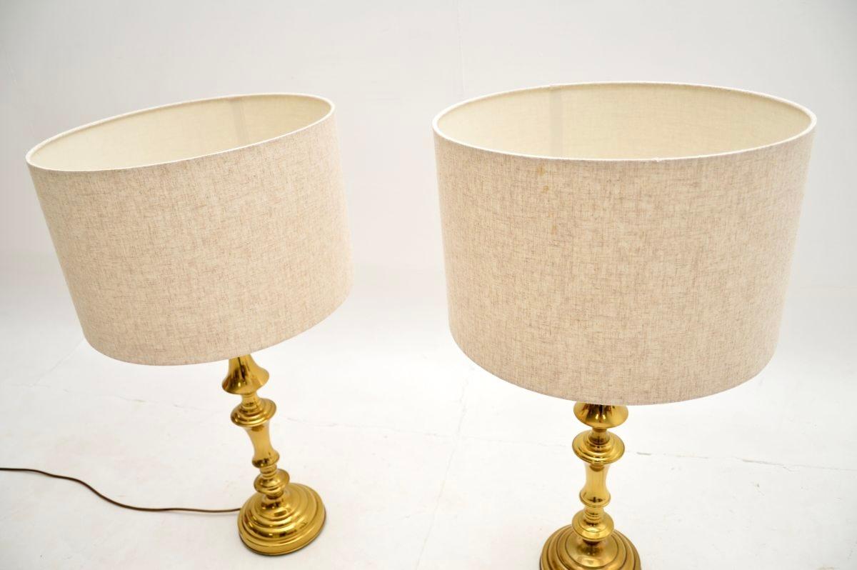 Mid-Century Modern Paire de grandes lampes de table en laiton en vente