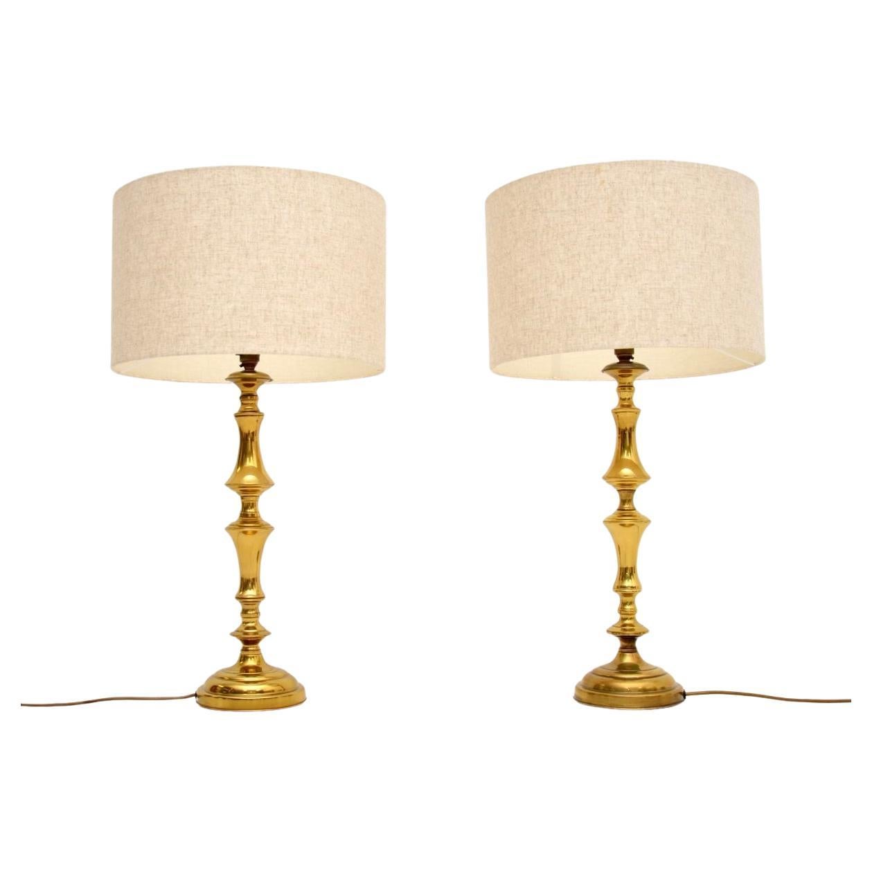 Paire de grandes lampes de table en laiton en vente