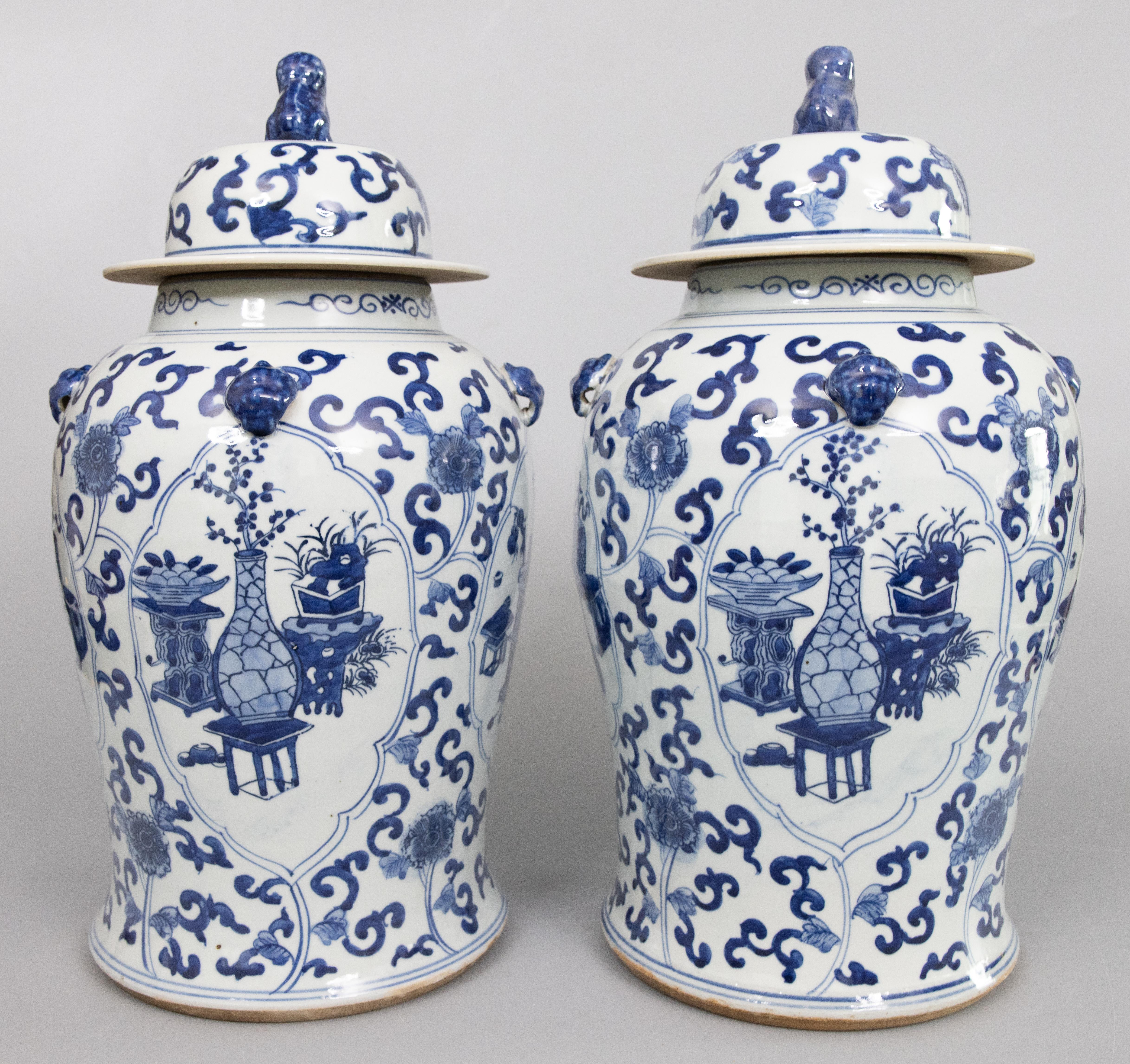 Una bella coppia d'epoca di vasi da tempio o vasi da zenzero con coperchio in porcellana fatta a mano in stile Kangxi con terminali a forma di cane. Questi splendidi barattoli sono di grandi dimensioni e presentano disegni floreali e fogliati