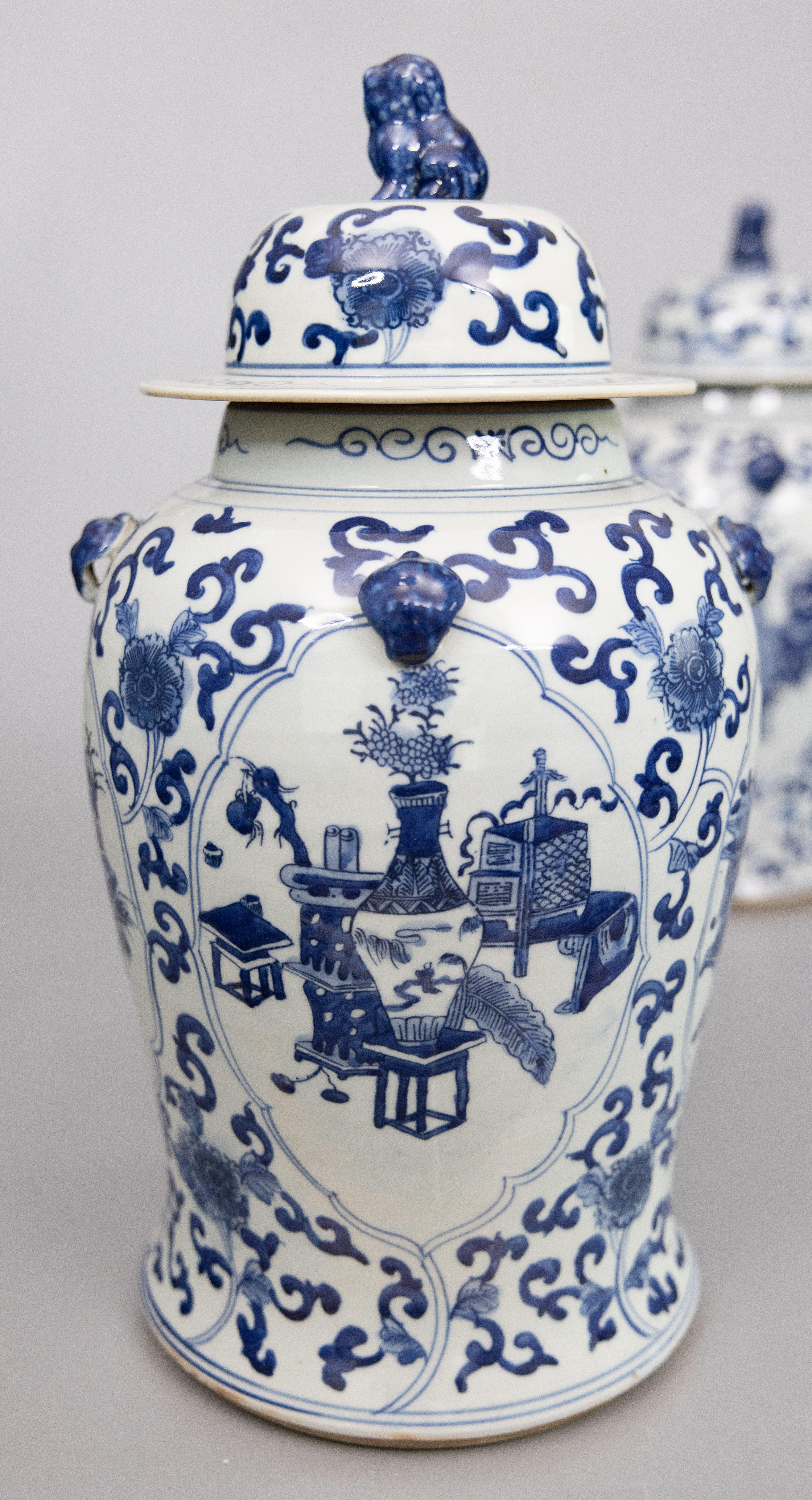 Coppia di grandi barattoli di zenzero d'epoca cinesi in bianco e blu del Tempio del Cane Pippo in vendita 1