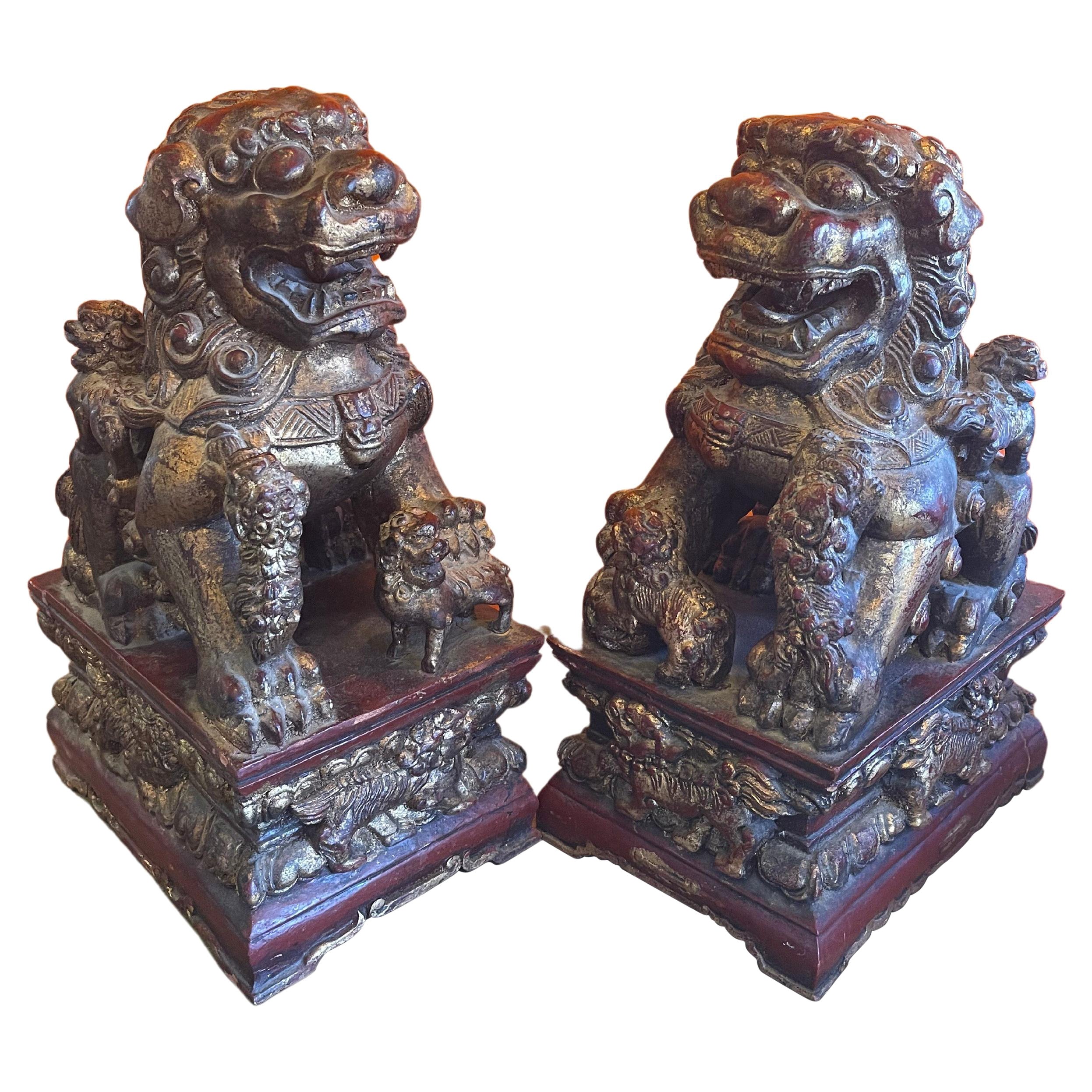 Paire de grands chiens Foo chinois vintage en bois doré sculpté et sculpté à la main