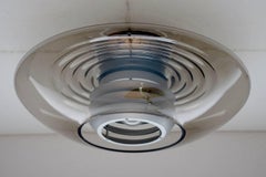 UNA de las dos grandes lámparas empotradas de techo o pared de cristal soplado vintage. 1960s