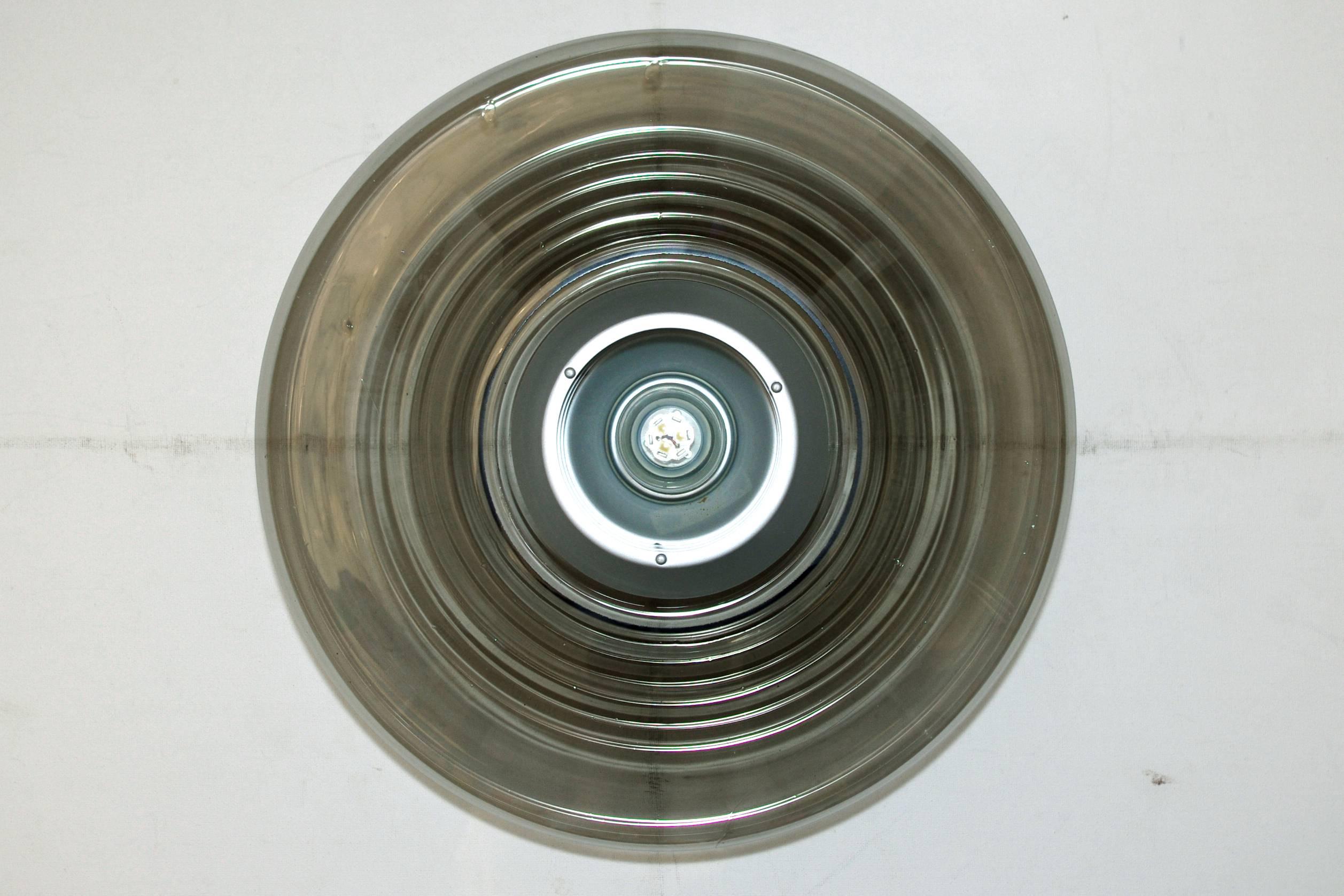XX secolo UNA di due grandi luci da soffitto o da parete in vetro soffiato vintage. 1960s in vendita