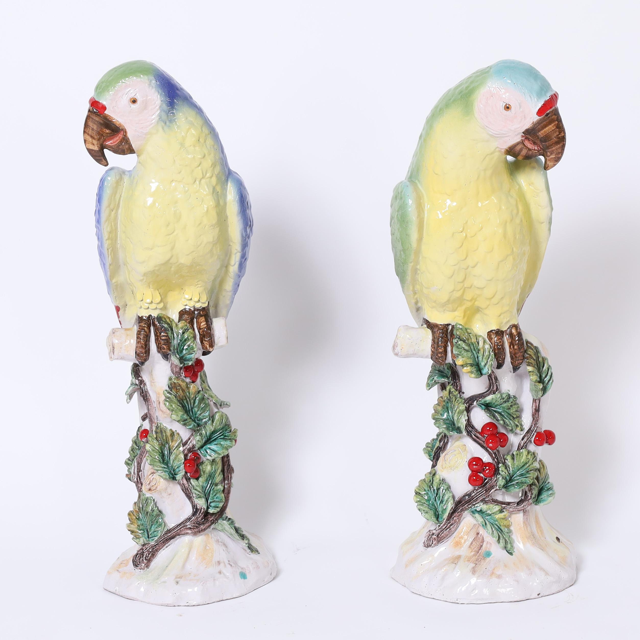Paar große glasierte Terrakotta-Papageien-Skulpturen im Vintage-Stil (Moderne der Mitte des Jahrhunderts) im Angebot