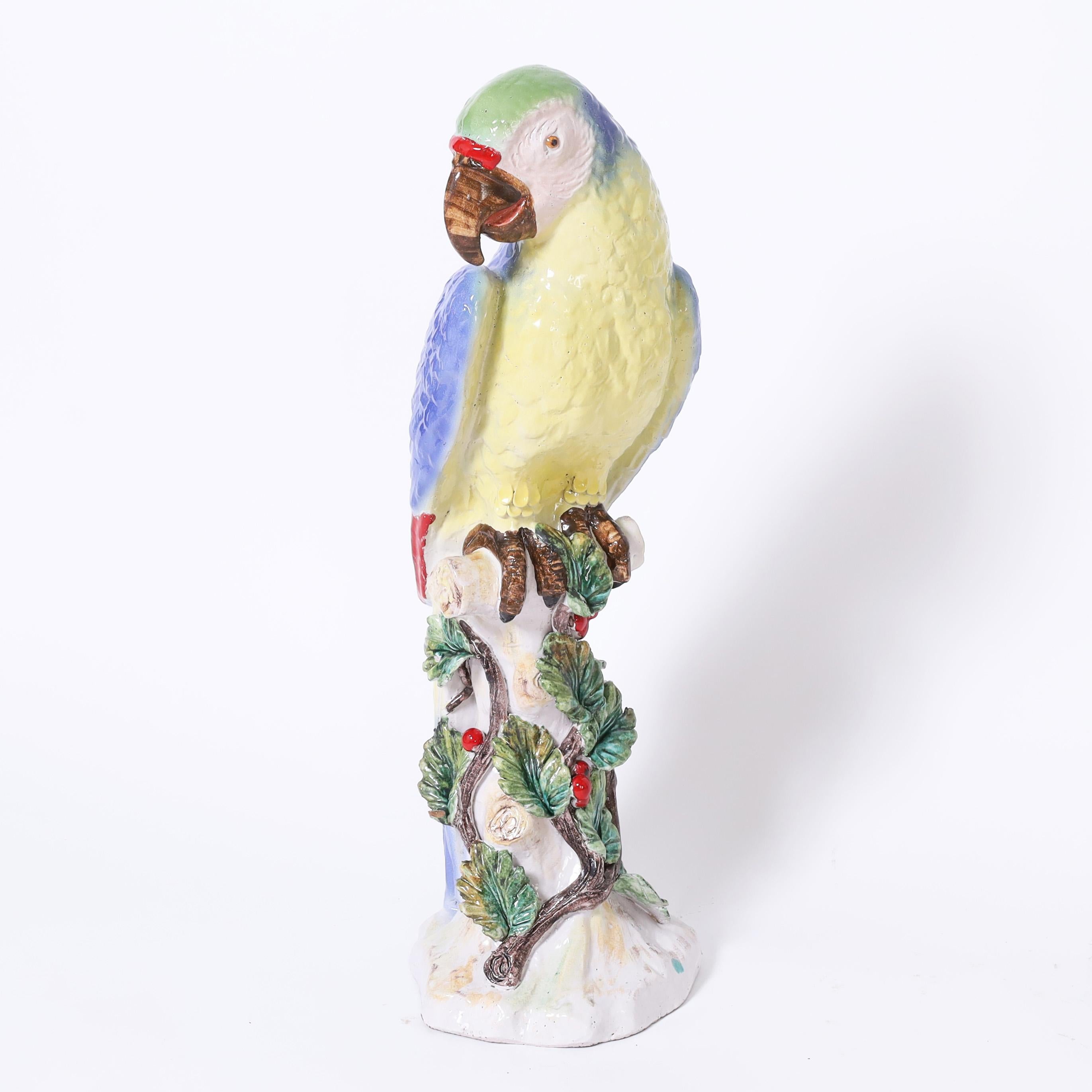 Paar große glasierte Terrakotta-Papageien-Skulpturen im Vintage-Stil (Glasiert) im Angebot