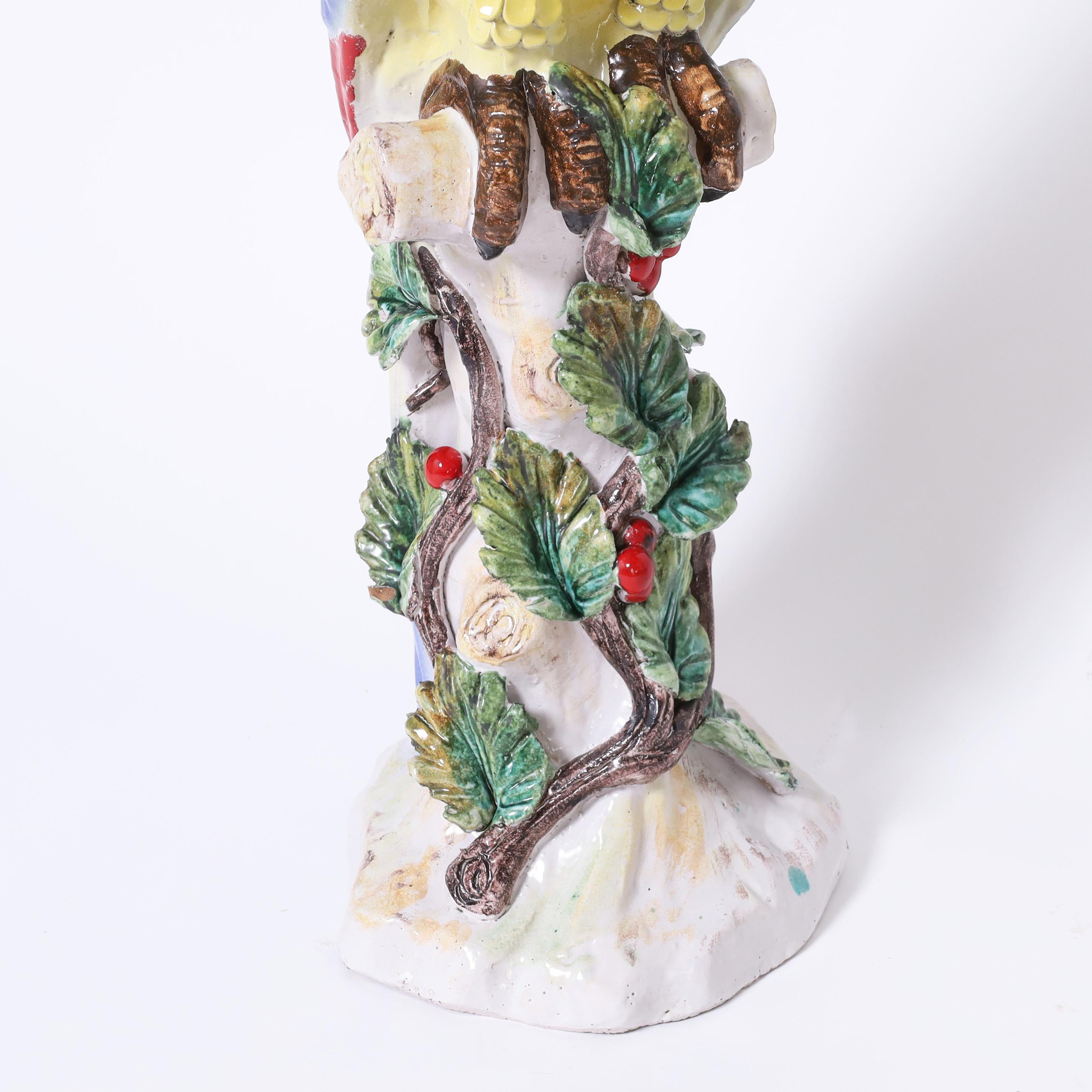 Paar große glasierte Terrakotta-Papageien-Skulpturen im Vintage-Stil im Zustand „Gut“ im Angebot in Palm Beach, FL