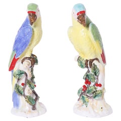 Pareja de grandes esculturas vintage de terracota esmaltada de loros