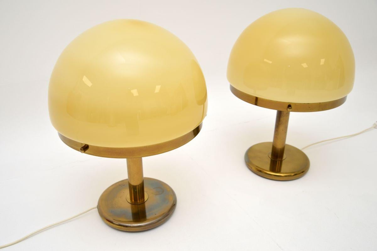 Paar große italienische Vintage-Tischlampen aus Messing und Glas aus Messing (Italienisch) im Angebot