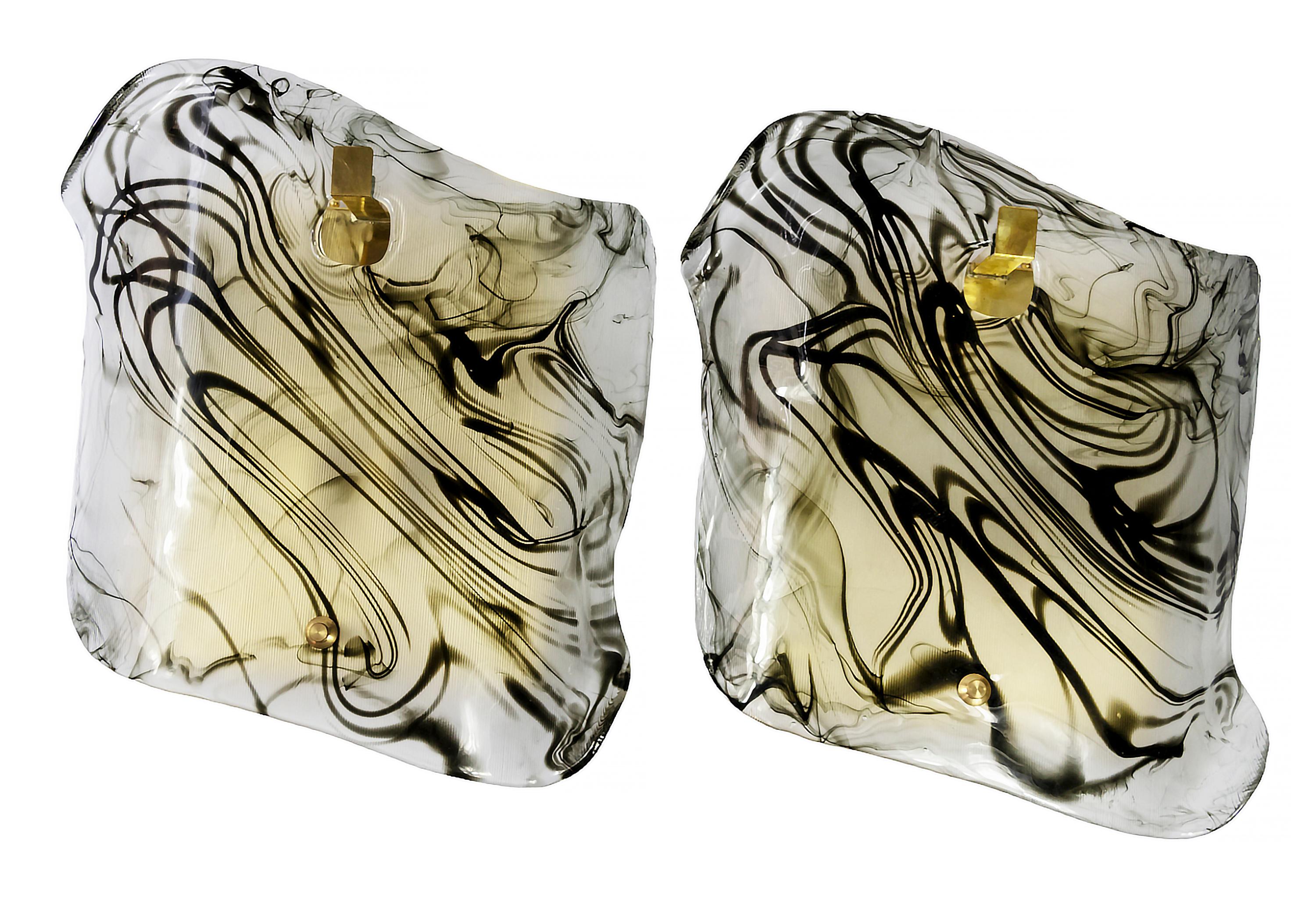 Ein Paar italienische Wandleuchten aus Messing mit handgefertigtem Murano-Glas. Jedes Murano-Glas ist einzigartig, halbtransparent, hell elfenbeinweiß und dunkelbraun/schwarz.
Glühbirnen sind E14, 2 Stück pro Stück.
Sehr solide und schwer.