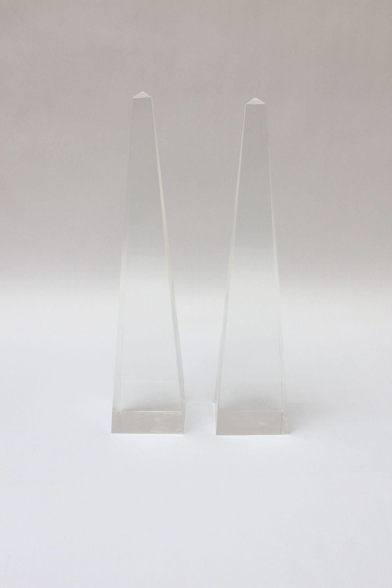 Americano Coppia di grandi obelischi decorativi in lucite d'epoca in vendita