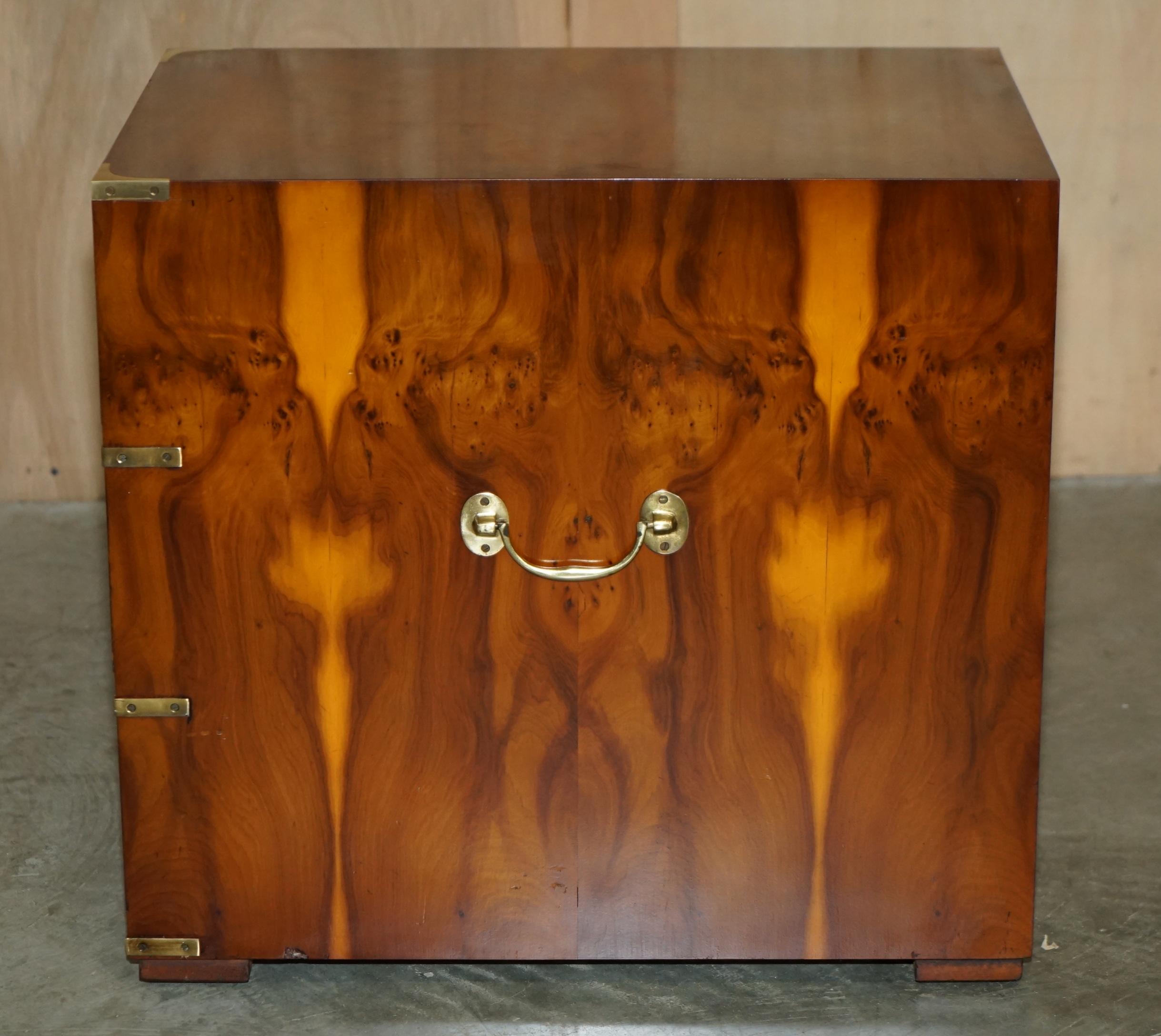 PAIR OF LARGE ViNTAGE MILITARY CAMPAIGN BURR YEW WOOD SIDE LAMP TABLE DRAWERS For Sale 2