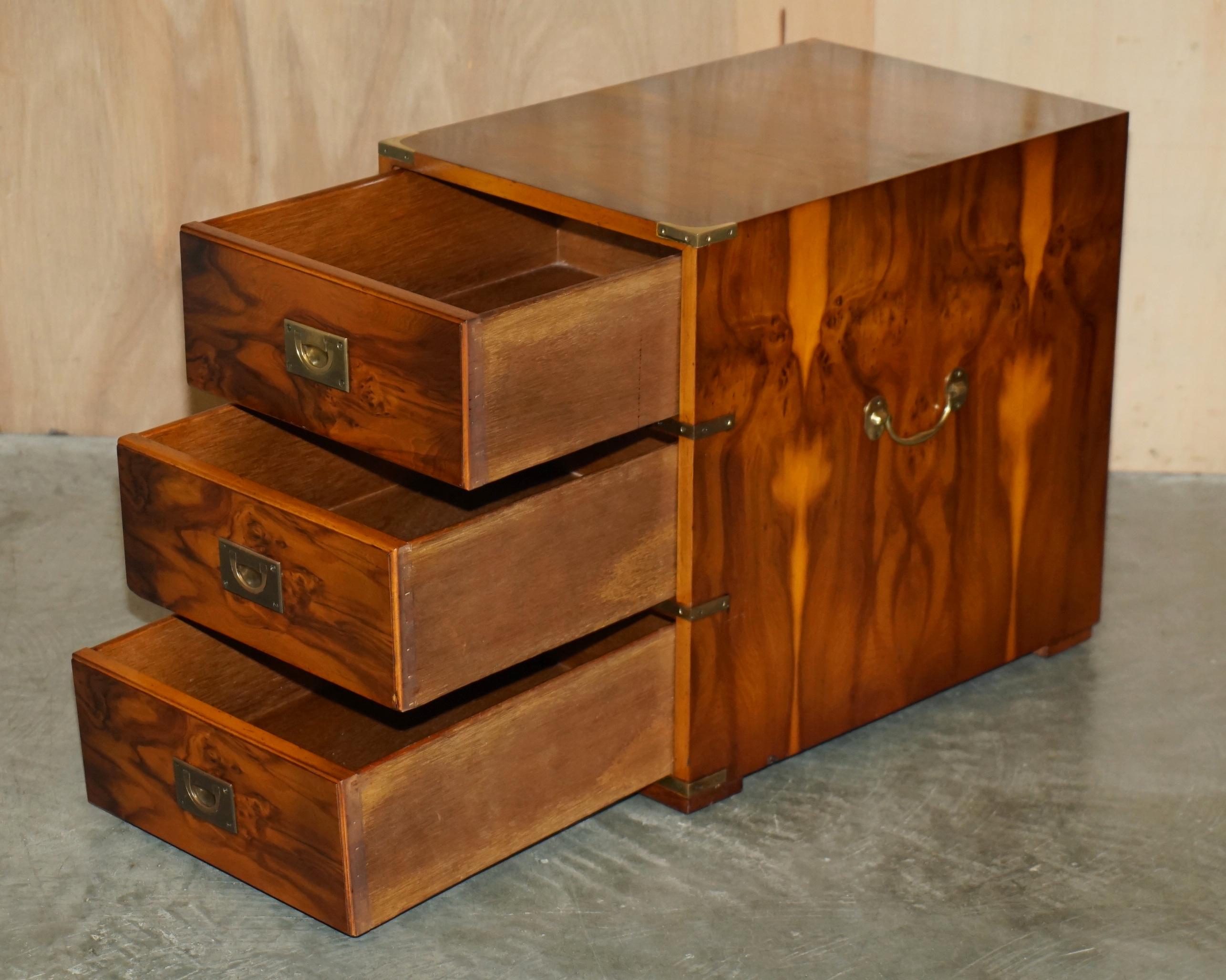 PAIR OF LARGE ViNTAGE MILITARY CAMPAIGN BURR YEW WOOD SIDE LAMP TABLE DRAWERS For Sale 3