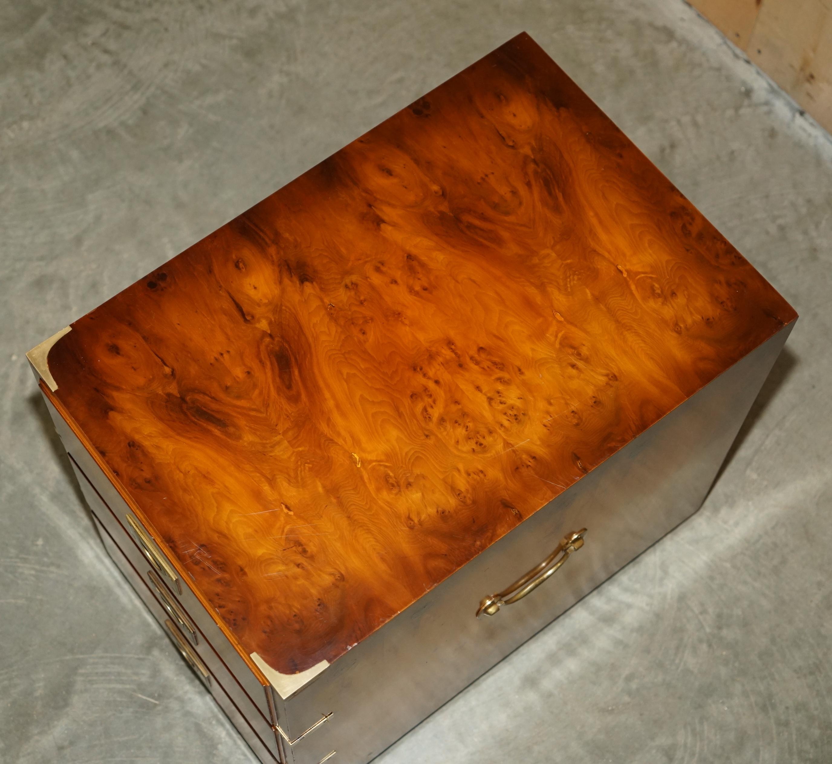PAIR OF LARGE ViNTAGE MILITARY CAMPAIGN BURR YEW WOOD SIDE LAMP TABLE DRAWERS For Sale 9