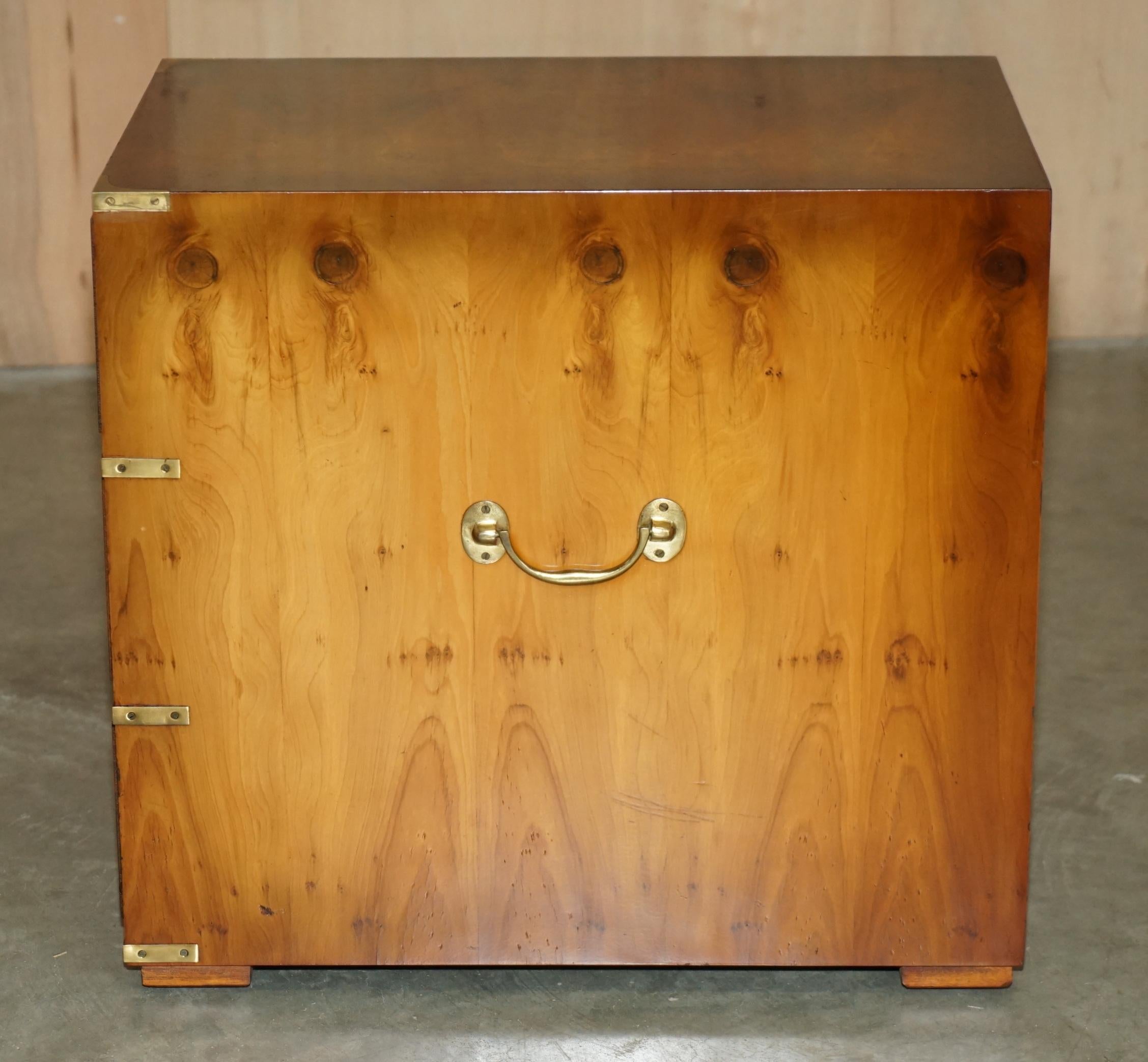PAIR OF LARGE ViNTAGE MILITARY CAMPAIGN BURR YEW WOOD SIDE LAMP TABLE DRAWERS For Sale 11