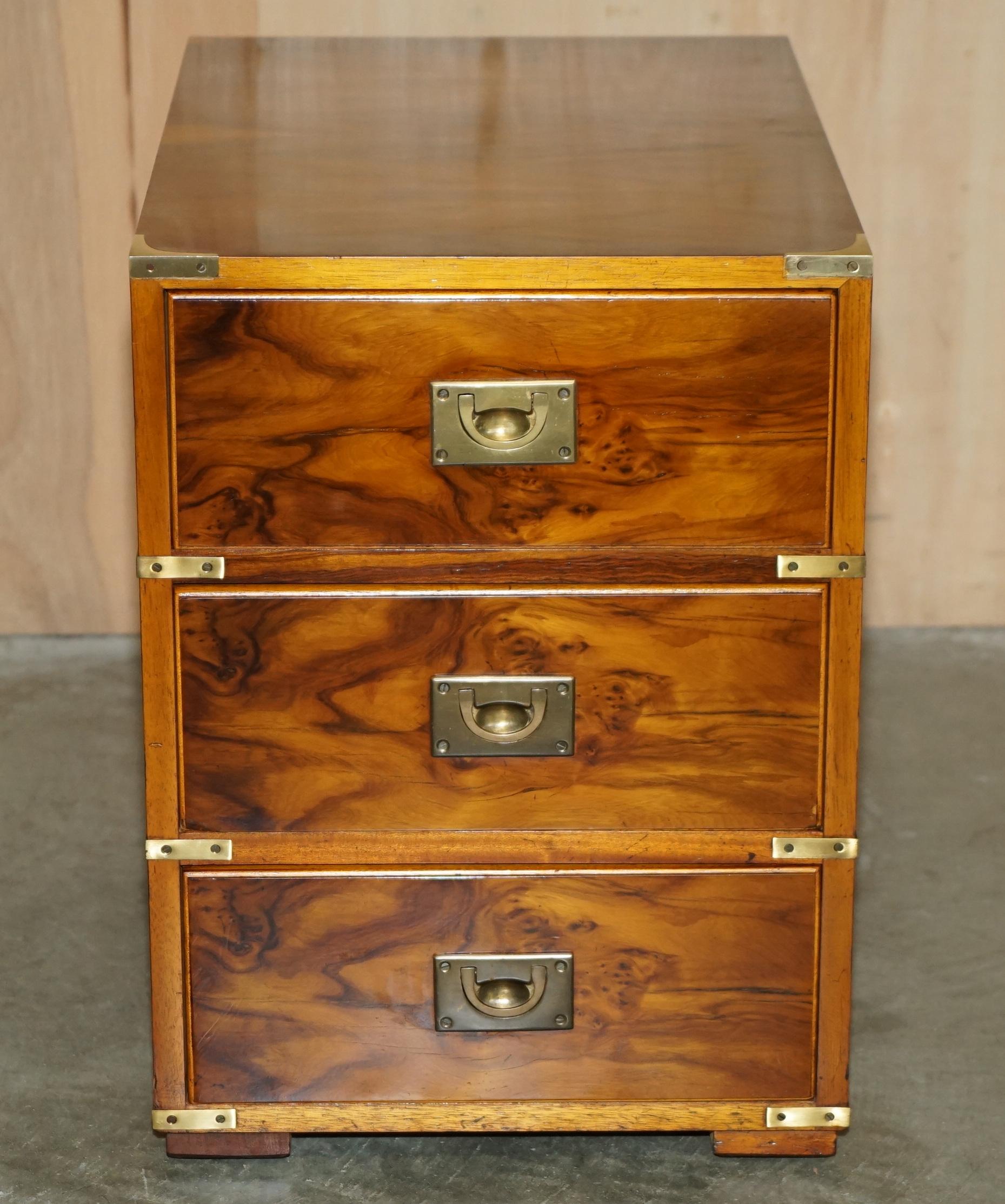 English PAIR OF LARGE ViNTAGE MILITARY CAMPAIGN BURR YEW WOOD SIDE LAMP TABLE DRAWERS For Sale