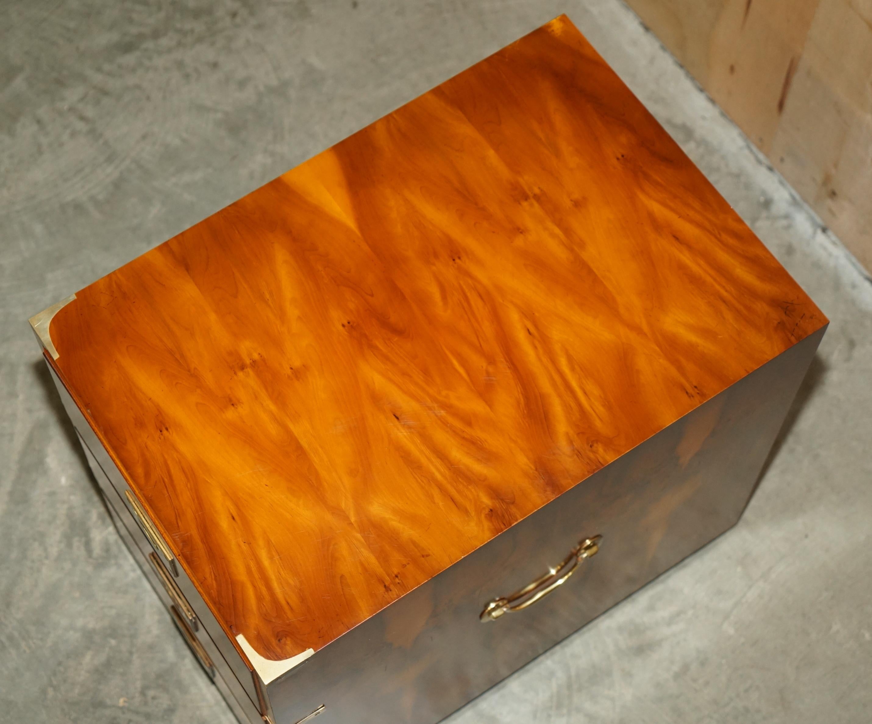 20th Century PAIR OF LARGE ViNTAGE MILITARY CAMPAIGN BURR YEW WOOD SIDE LAMP TABLE DRAWERS For Sale