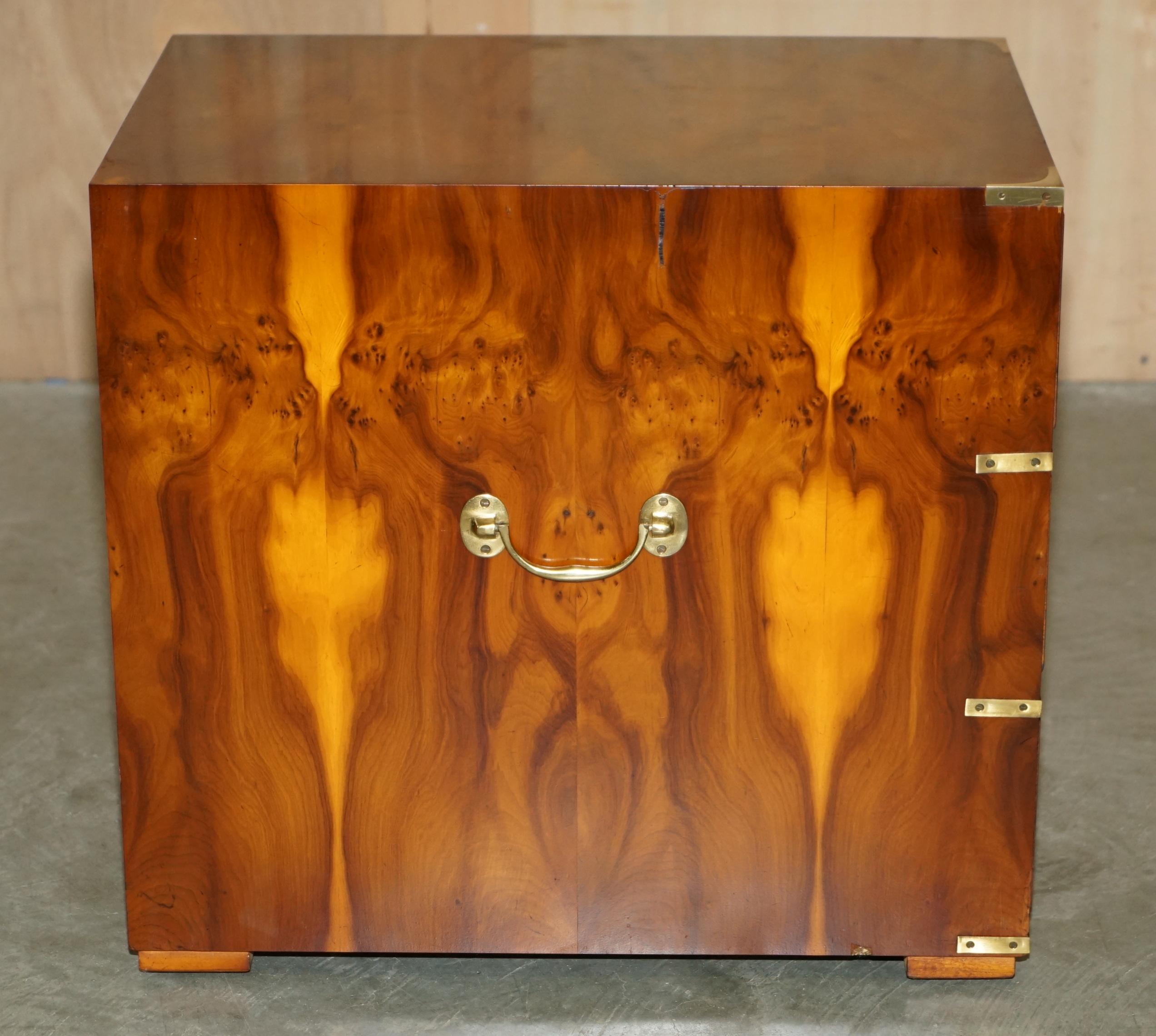 PAIR OF LARGE ViNTAGE MILITARY CAMPAIGN BURR YEW WOOD SIDE LAMP TABLE DRAWERS For Sale 1