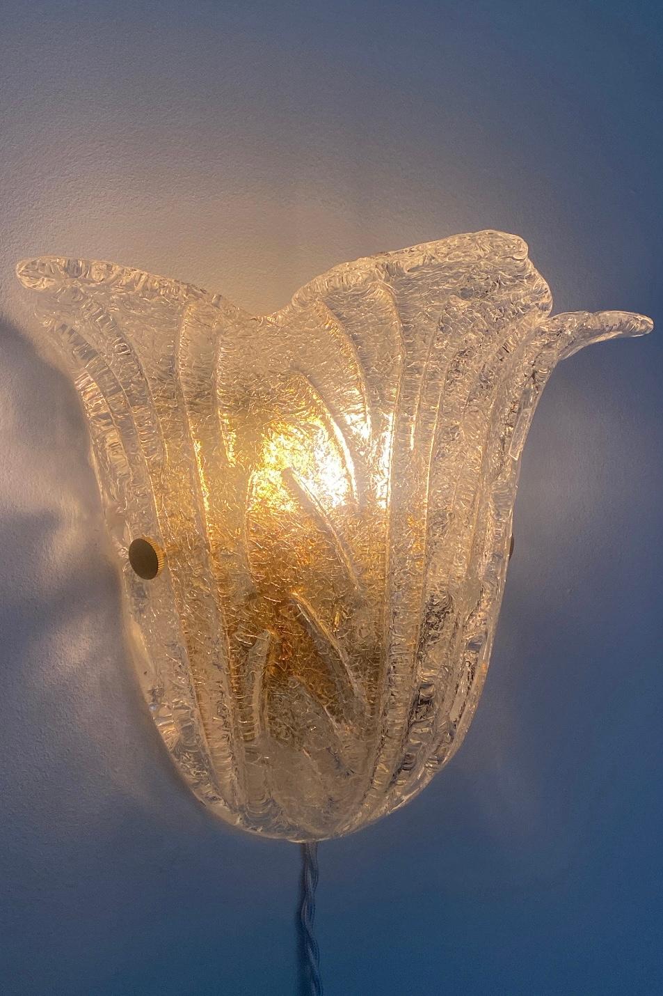 Pareja de grandes apliques vintage Murano años 80 Hollywood Regency Cristal latón claro en Bueno estado para la venta en København, DK