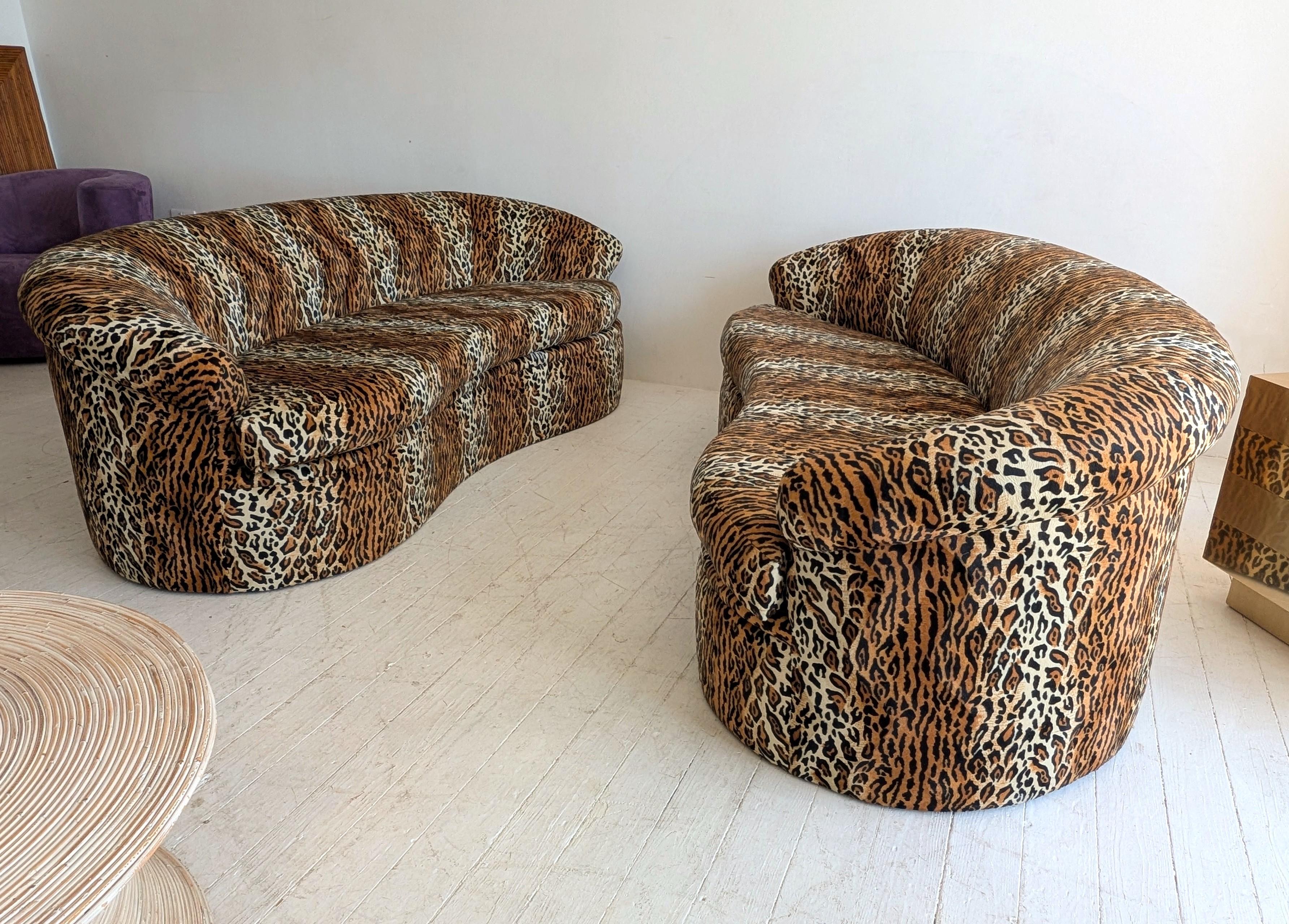 Tissu Paire de grands canapés postmodernes aux courbes imprimés léopard, États-Unis, années 1980 en vente