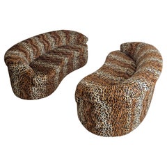 Zwei große, postmoderne, kurvenreiche Sofas mit Leopardenmuster, USA 1980er