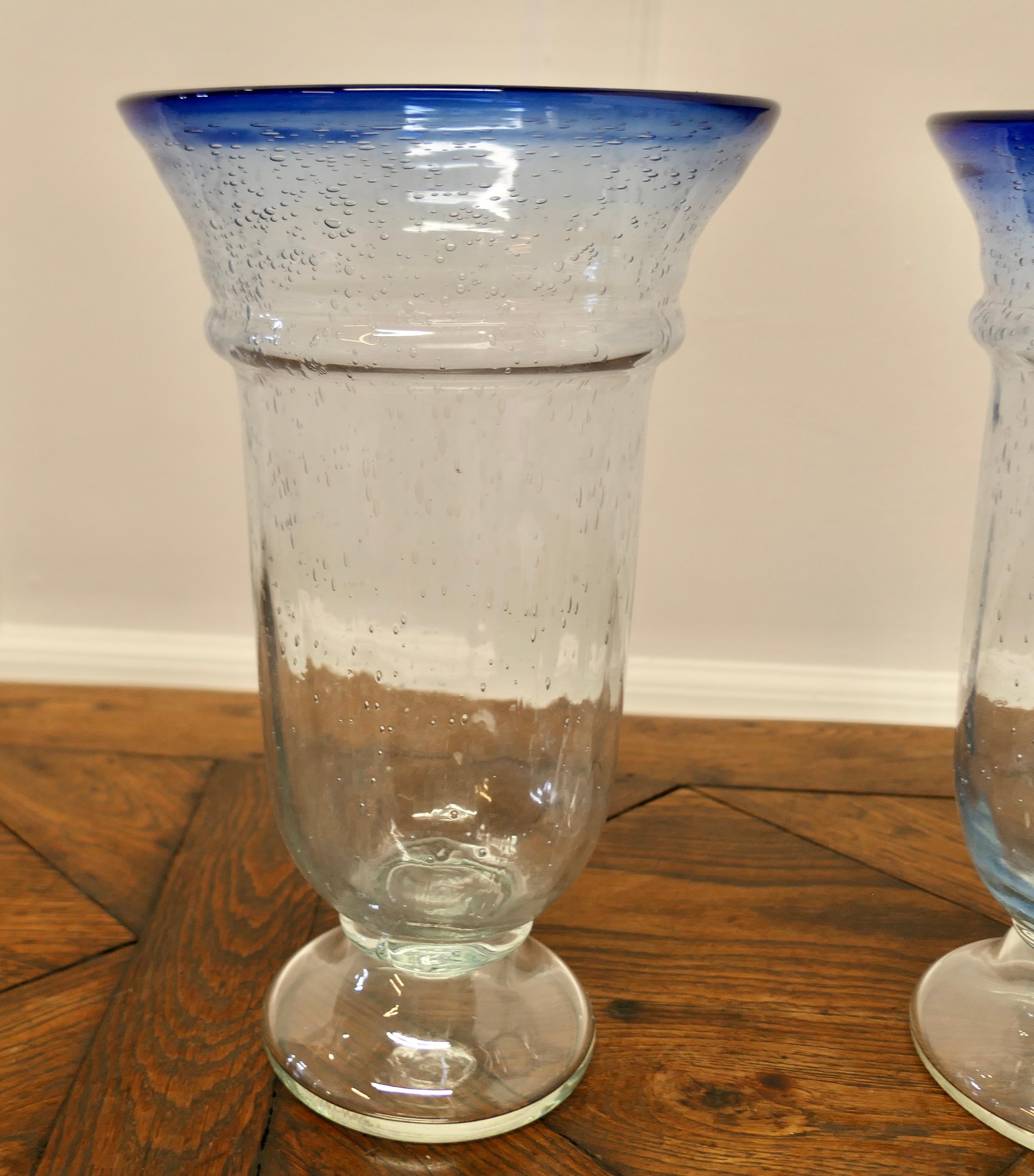 Paire de grands vases d'art en verre bullé transparent avec bord bleu saphir
		
Une belle paire de vases de qualité supérieure avec un bord en saphir.
Les vases sont en bon état, sans ébréchures, fissures ou réparations. 
Les vases ont une hauteur