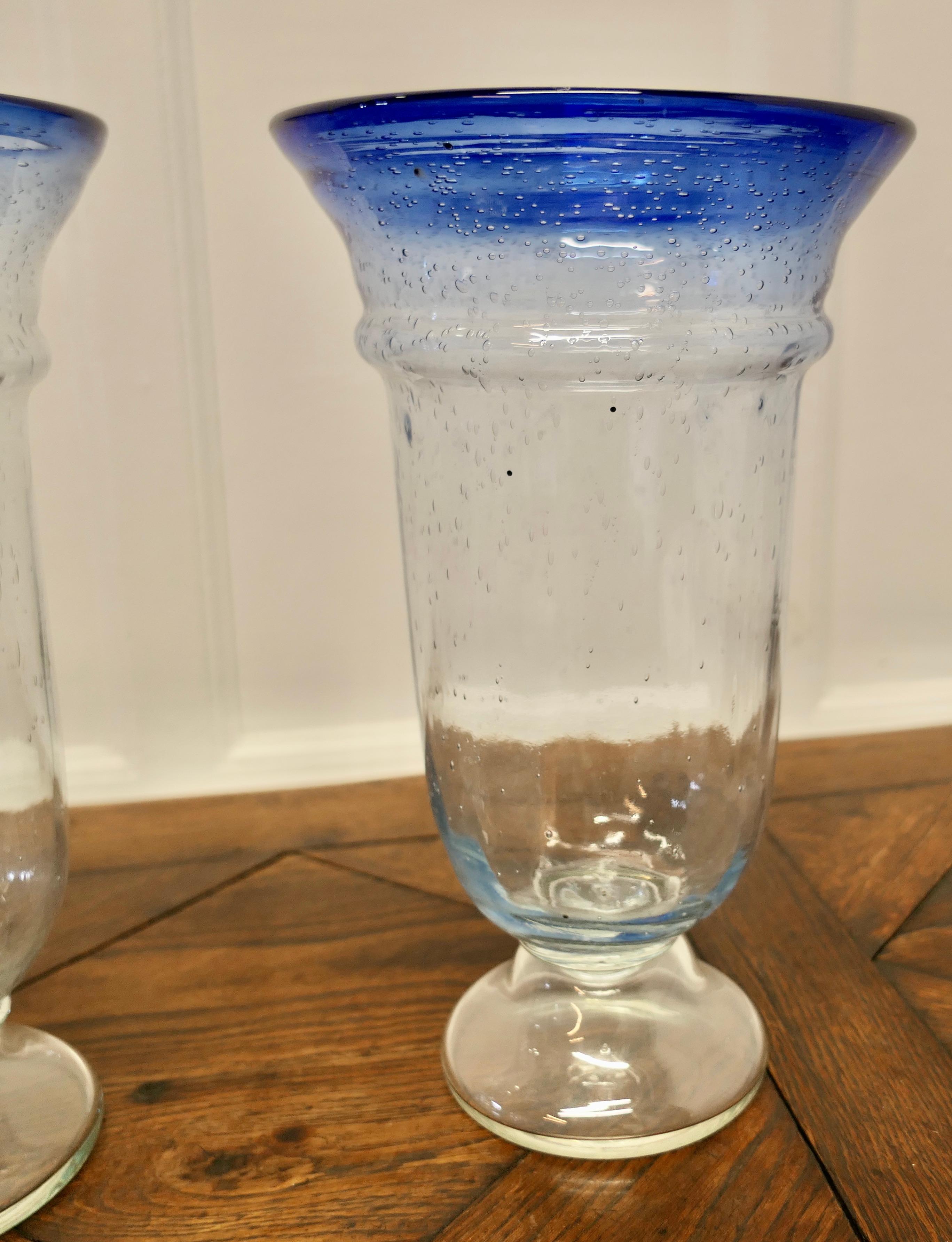 Arts and Crafts Paire de grands vases d'art en verre bullé transparent avec bord bleu saphir en vente