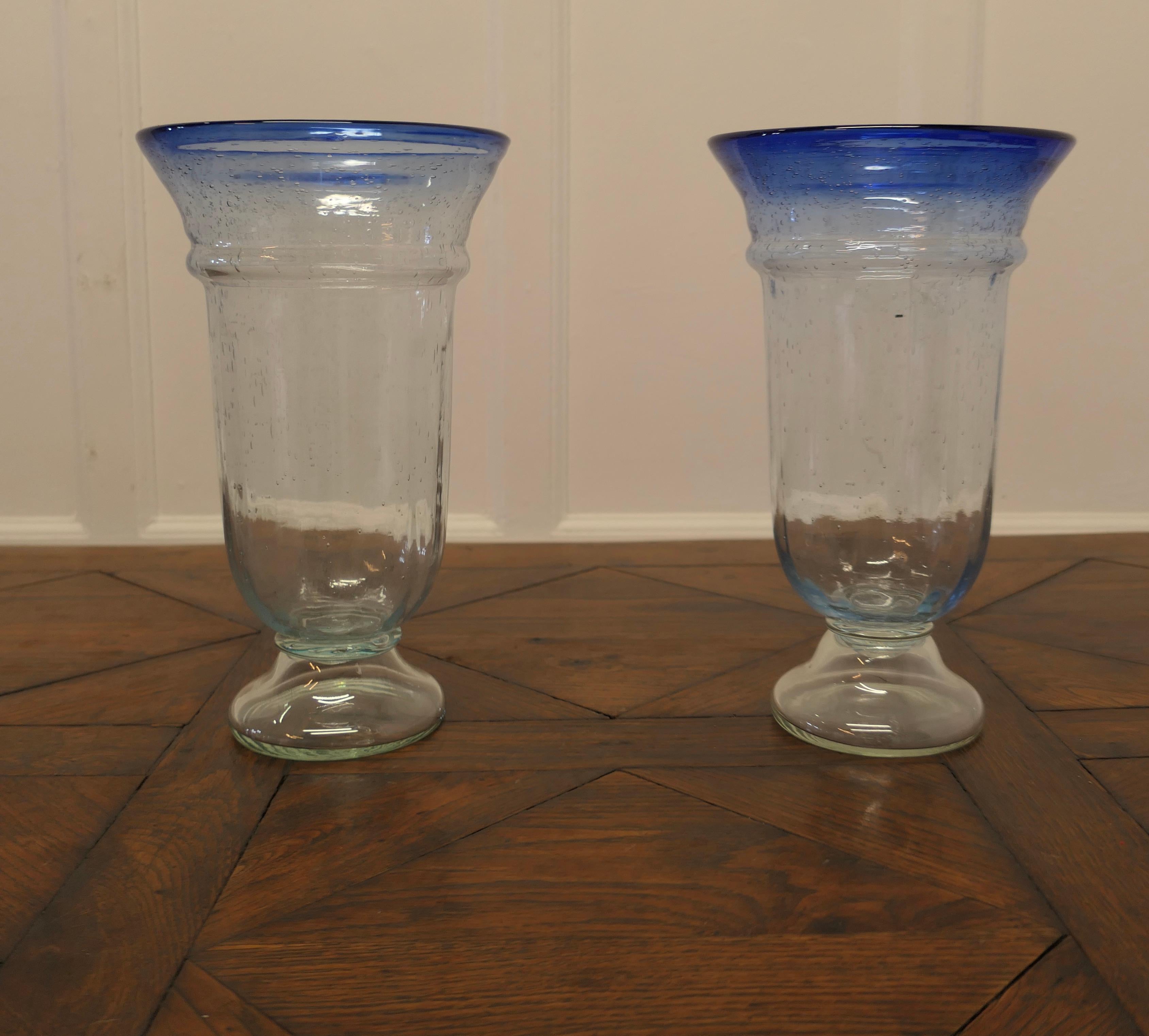 Milieu du XXe siècle Paire de grands vases d'art en verre bullé transparent avec bord bleu saphir en vente