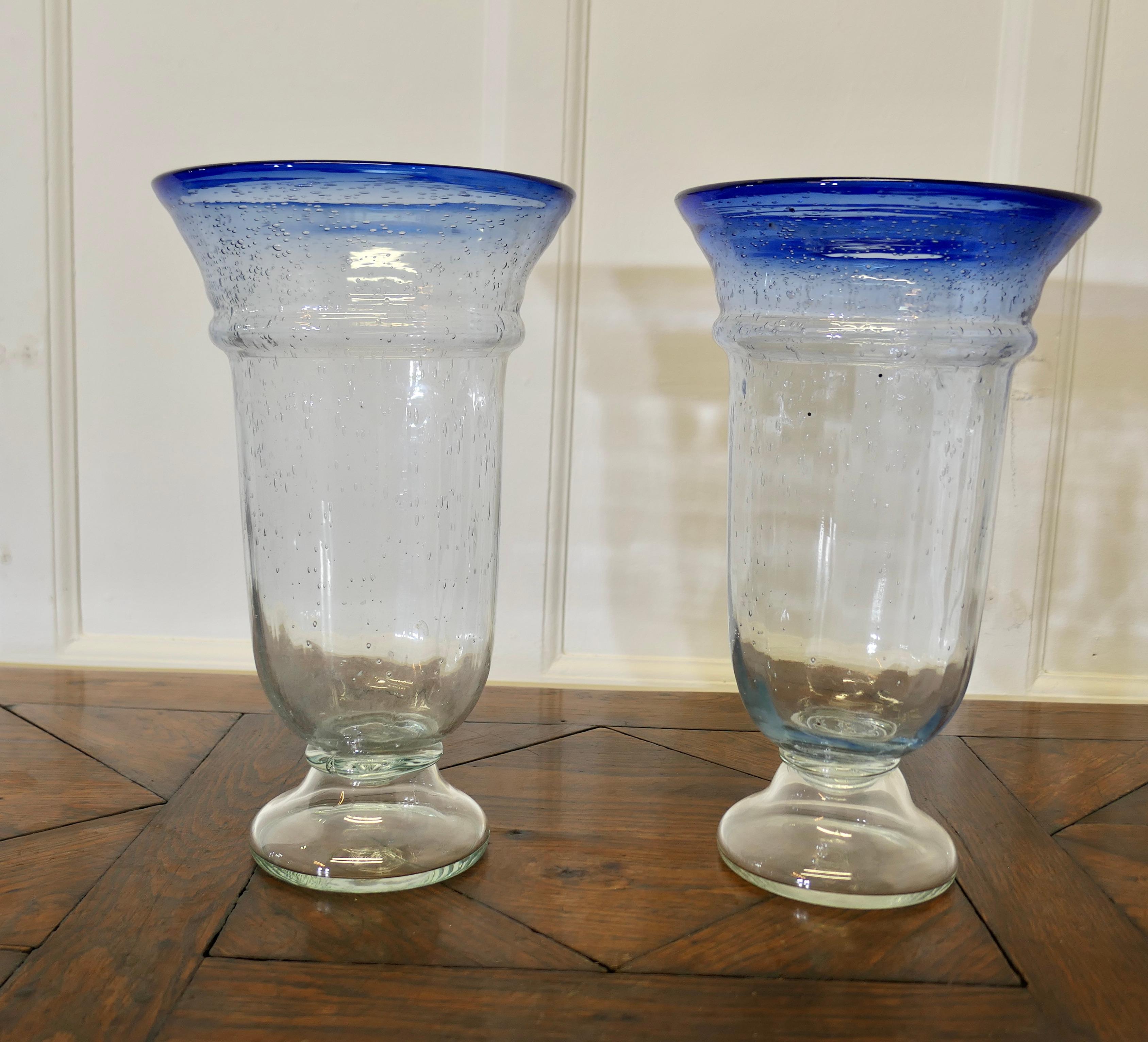 Verre d'art Paire de grands vases d'art en verre bullé transparent avec bord bleu saphir en vente