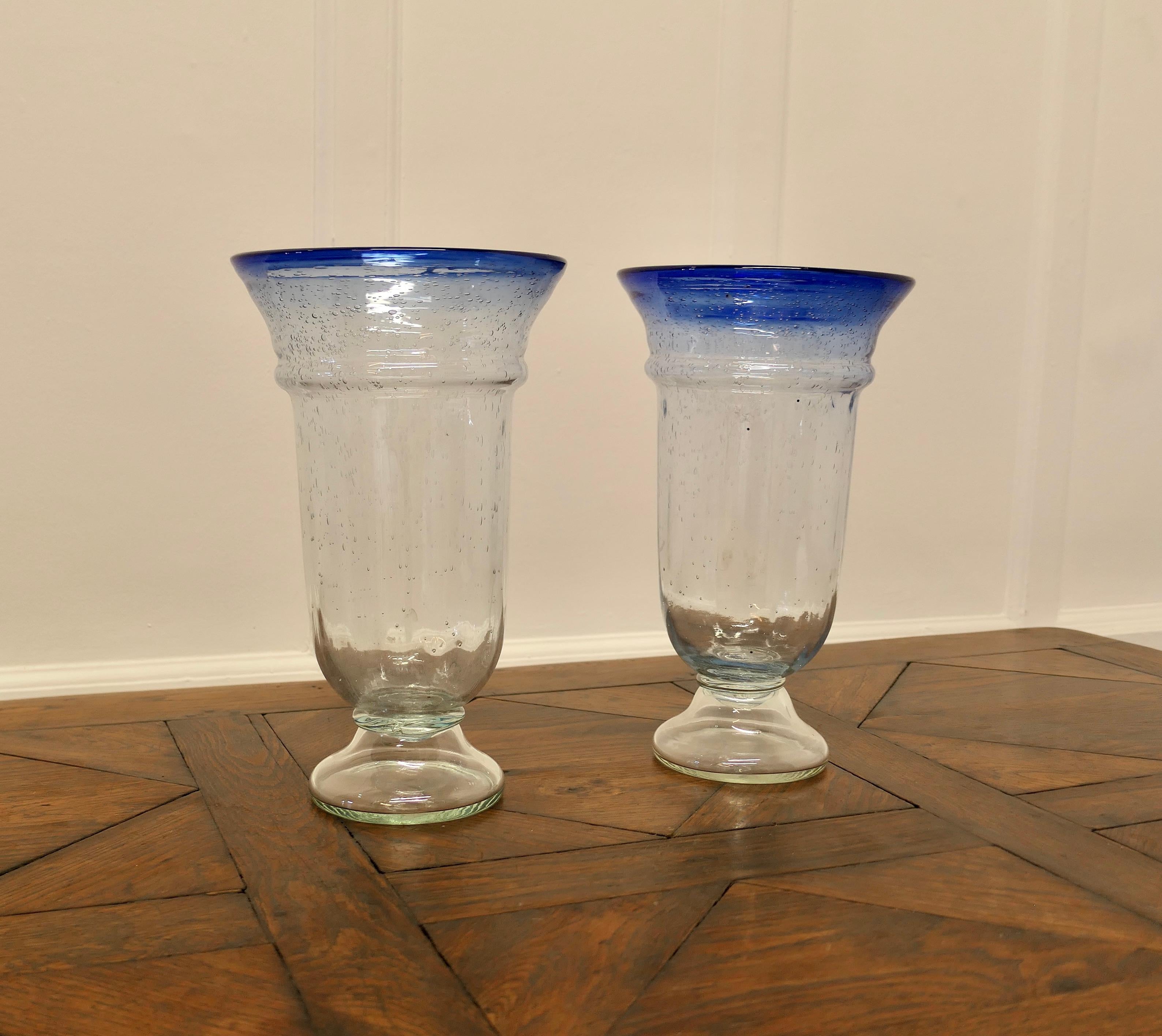 Paire de grands vases d'art en verre bullé transparent avec bord bleu saphir en vente 1