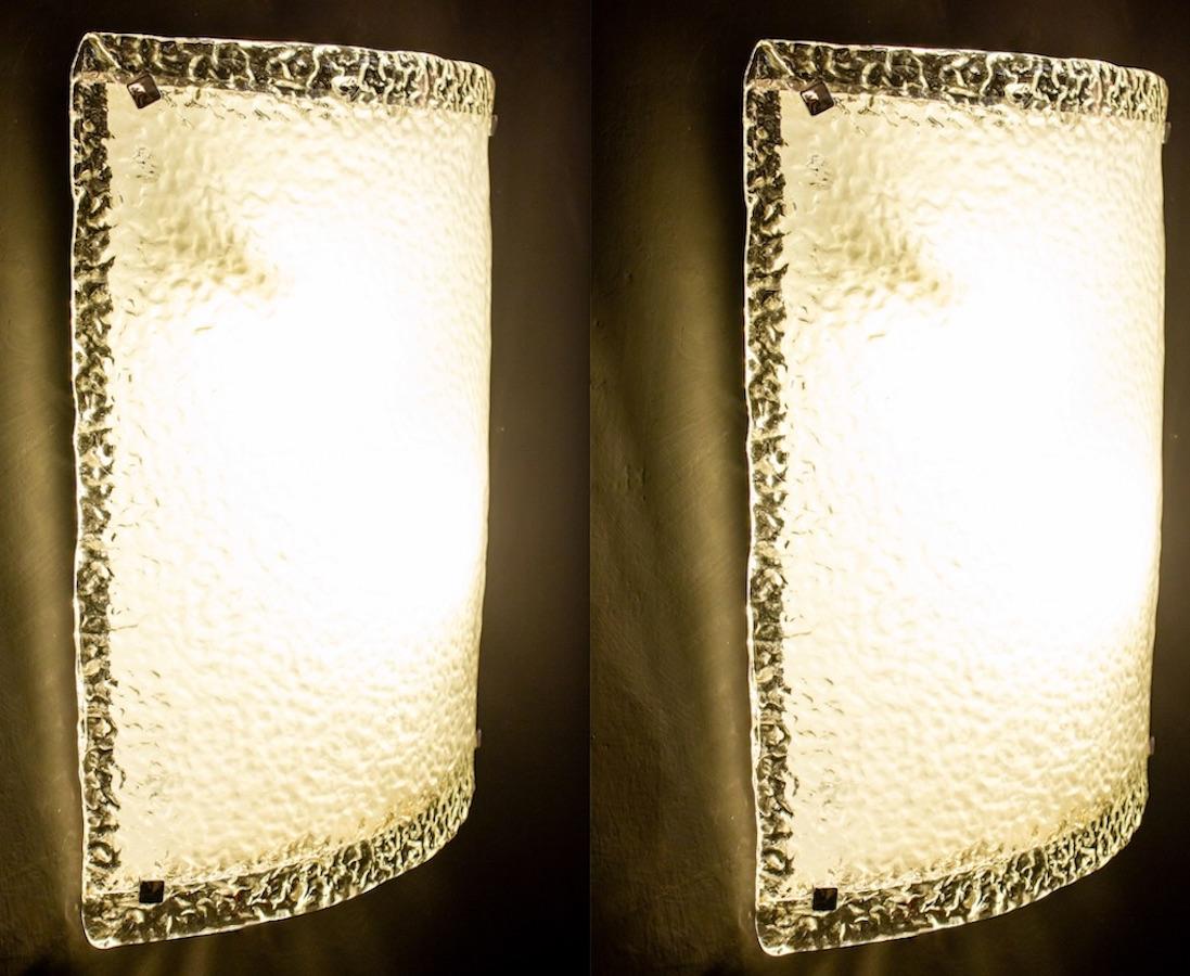 Coppia di grandi applique Vistosi Lattimo in vetro di Murano con cornice cromata.
Due lampadine E27.